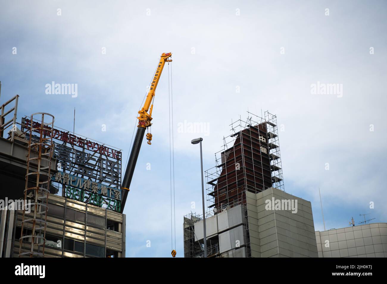Am Nakagin Capsule Tower, einem ikonischen Bauwerk, das am 27. Juni 2022 vom japanischen Architekten Kisho Kurokawa in Ginza, Tokio, Japan, entworfen wurde, werden die Abbrucharbeiten fortgesetzt. Quelle: AFLO/Alamy Live News Stockfoto