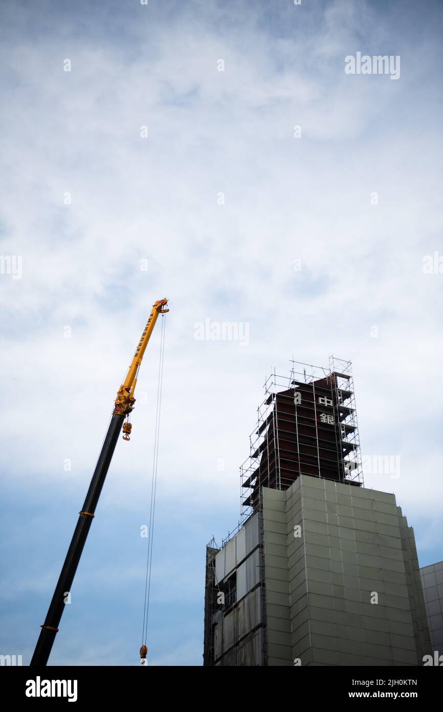 Am Nakagin Capsule Tower, einem ikonischen Bauwerk, das am 27. Juni 2022 vom japanischen Architekten Kisho Kurokawa in Ginza, Tokio, Japan, entworfen wurde, werden die Abbrucharbeiten fortgesetzt. Quelle: AFLO/Alamy Live News Stockfoto