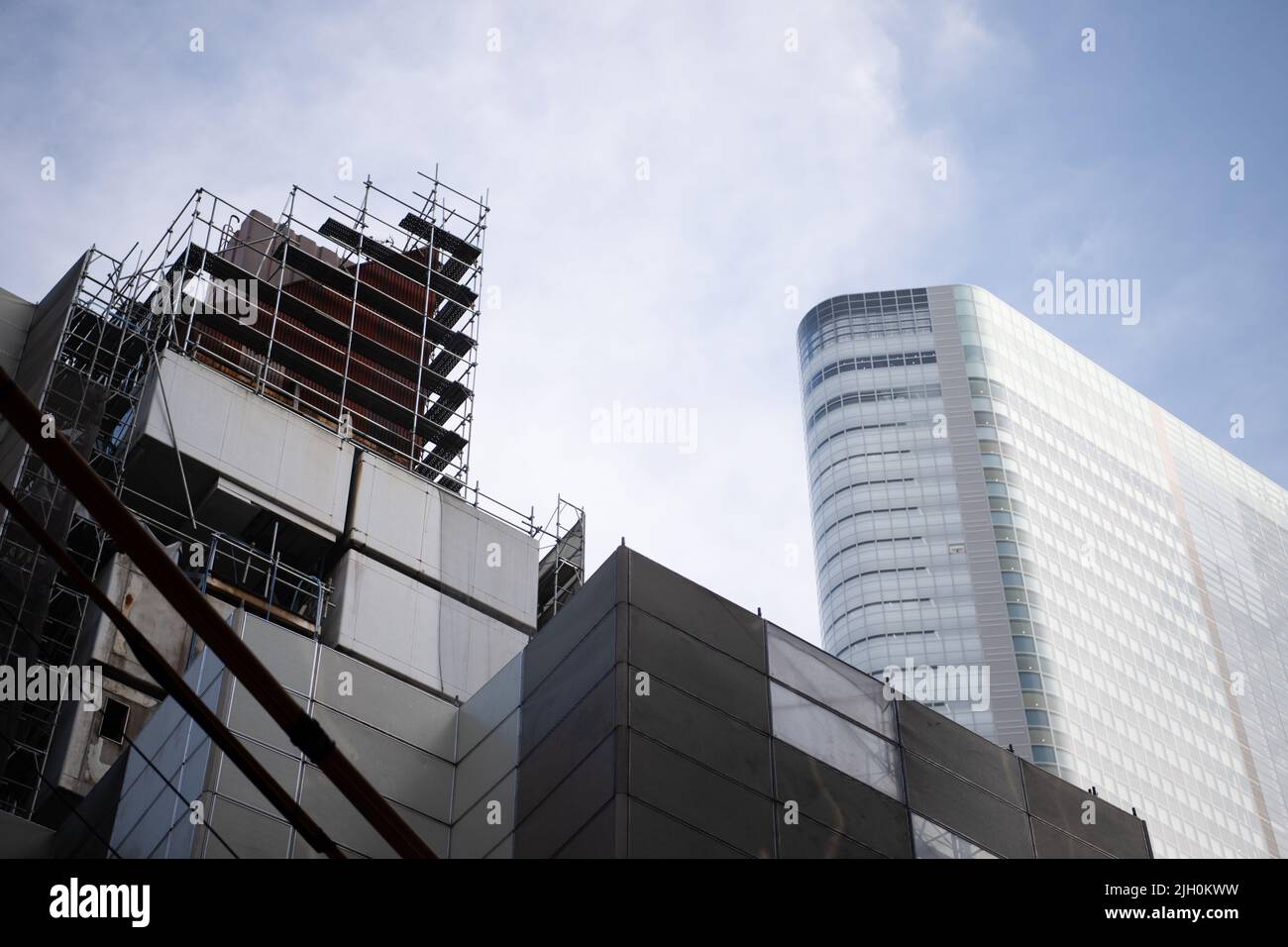 Am Nakagin Capsule Tower, einem ikonischen Bauwerk, das am 27. Juni 2022 vom japanischen Architekten Kisho Kurokawa in Ginza, Tokio, Japan, entworfen wurde, werden die Abbrucharbeiten fortgesetzt. Quelle: AFLO/Alamy Live News Stockfoto