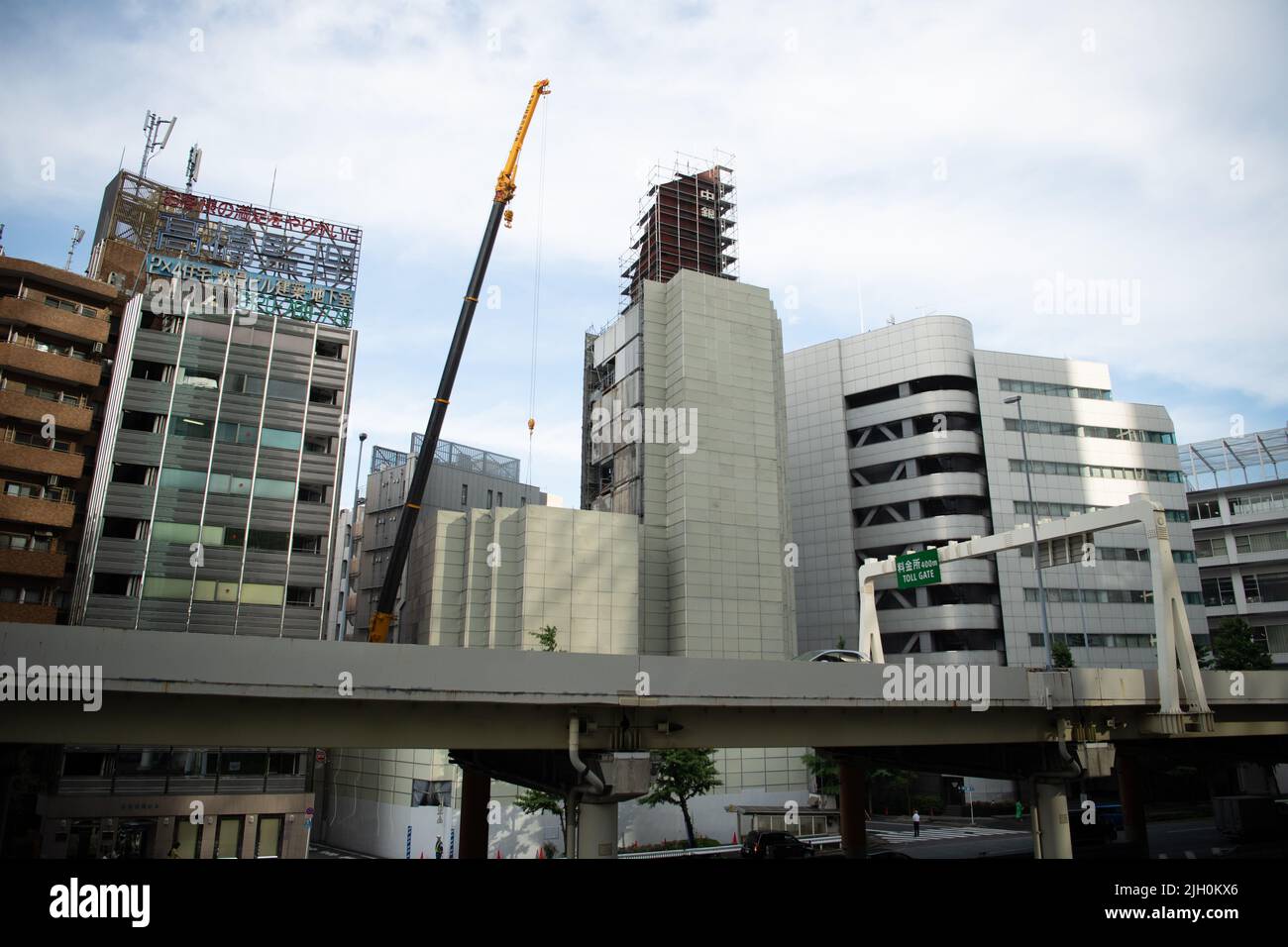 Am Nakagin Capsule Tower, einem ikonischen Bauwerk, das am 27. Juni 2022 vom japanischen Architekten Kisho Kurokawa in Ginza, Tokio, Japan, entworfen wurde, werden die Abbrucharbeiten fortgesetzt. Quelle: AFLO/Alamy Live News Stockfoto