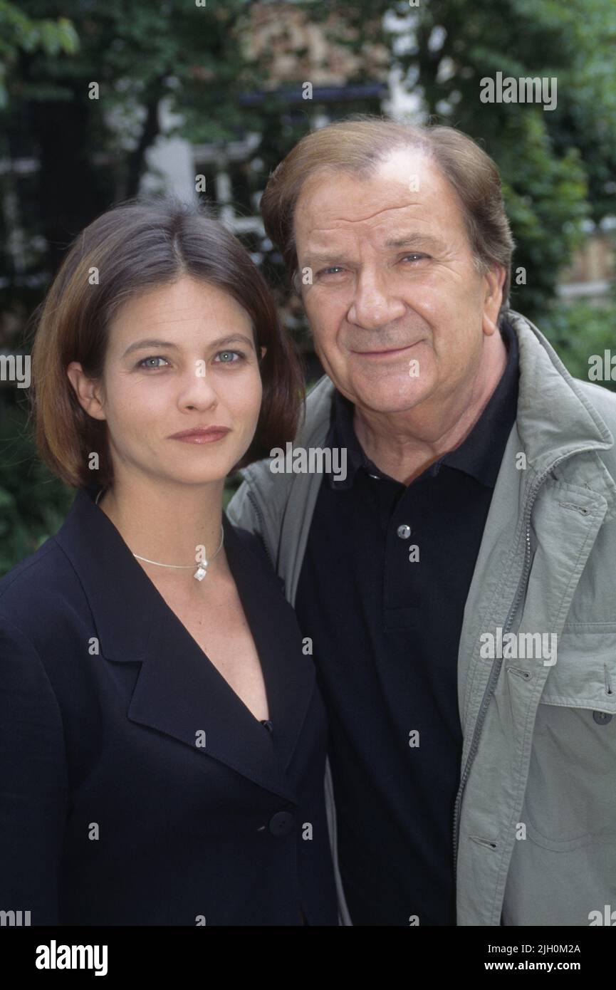 Datei Foto vom 7. Juni 1995 der französischen Schauspieler Charlotte Valandrey und Pierre Mondy während der Dreharbeiten zur Fernsehserie Les Cordier, Juge et Flic. Die Schauspielerin Charlotte Valandrey, die 1985 durch den Film „Rouge Baiser“ geweiht wurde und ihren HIV-Status und ihre Herztransplantationsprobleme öffentlich gemacht hatte, starb am Mittwoch im Alter von 53 Jahren, teilte ihr Agent mit. Ihren HIV-Status offenbarte sie 2005 mit ihrer Autobiographie „Love in Blood“. Foto von Pascal Baril/ABACAPRESS.COM Stockfoto