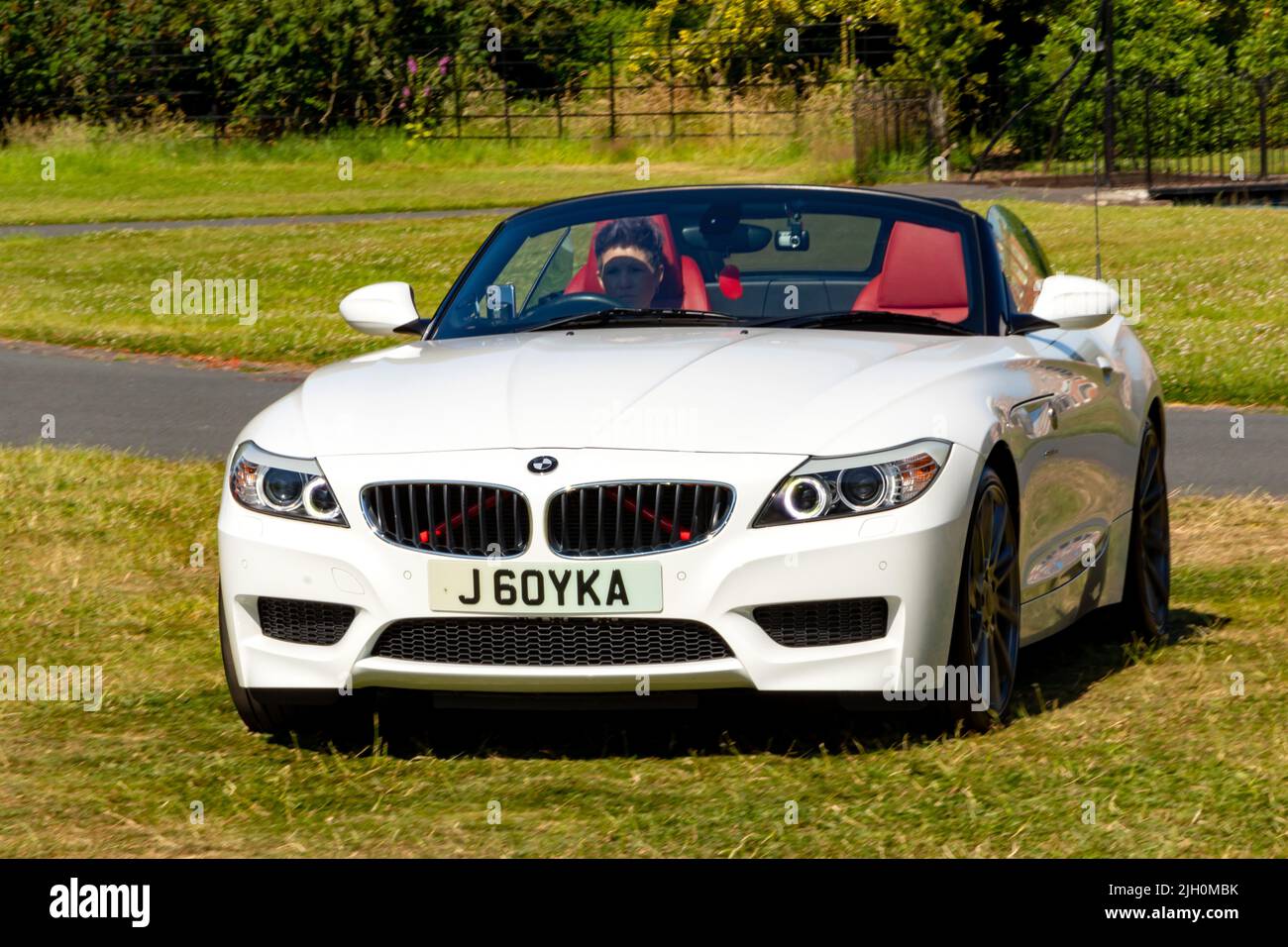 Weißes BMW Z4 Cabriolet mit rotem Lederinterieur Stockfoto Weißes BMW Z4 Cabriolet mit rotem Lederinterieur Stockfoto