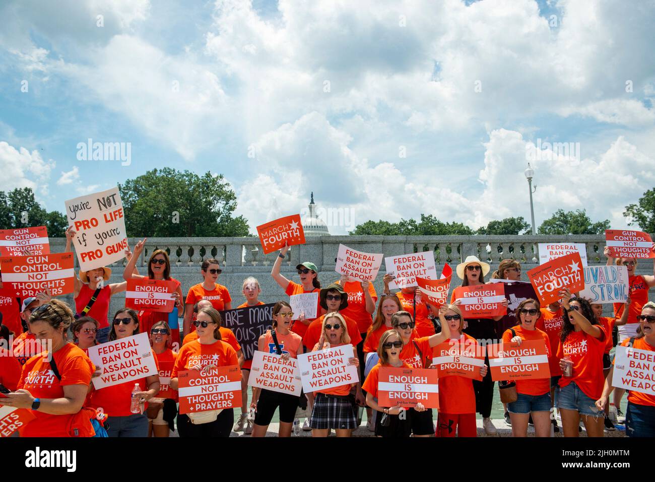 Einige Opfer und Überlebende der jüngsten Massenerschießungen in Uvalde, Texas, und Highland Park, Illinois, schließen sich anderen an der Kundgebung vom 4. März an, während sie zum Lower Senate Park in der Nähe des US-Kapitols marschieren, um universelle Hintergrundkontrollen für Waffen und ein Verbot von Angriffswaffen in Washington, DC, USA, zu fordern. Mittwoch, 13. Juli, 2022. Foto von Rod Lampey/CNP/ABACAPRESS.COM Stockfoto