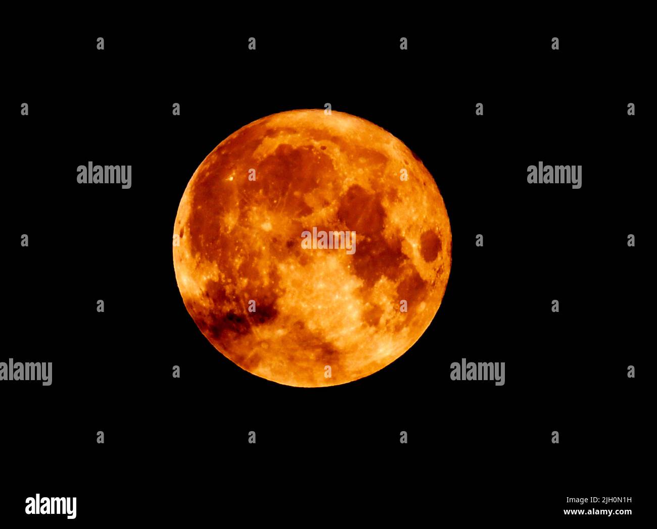 Ankara, Türkei. 14.. Juli 2022. Ein Supermond ist in Ankara, Türkei, am 14. Juli 2022 zu sehen. Quelle: Shadati/Xinhua/Alamy Live News Stockfoto