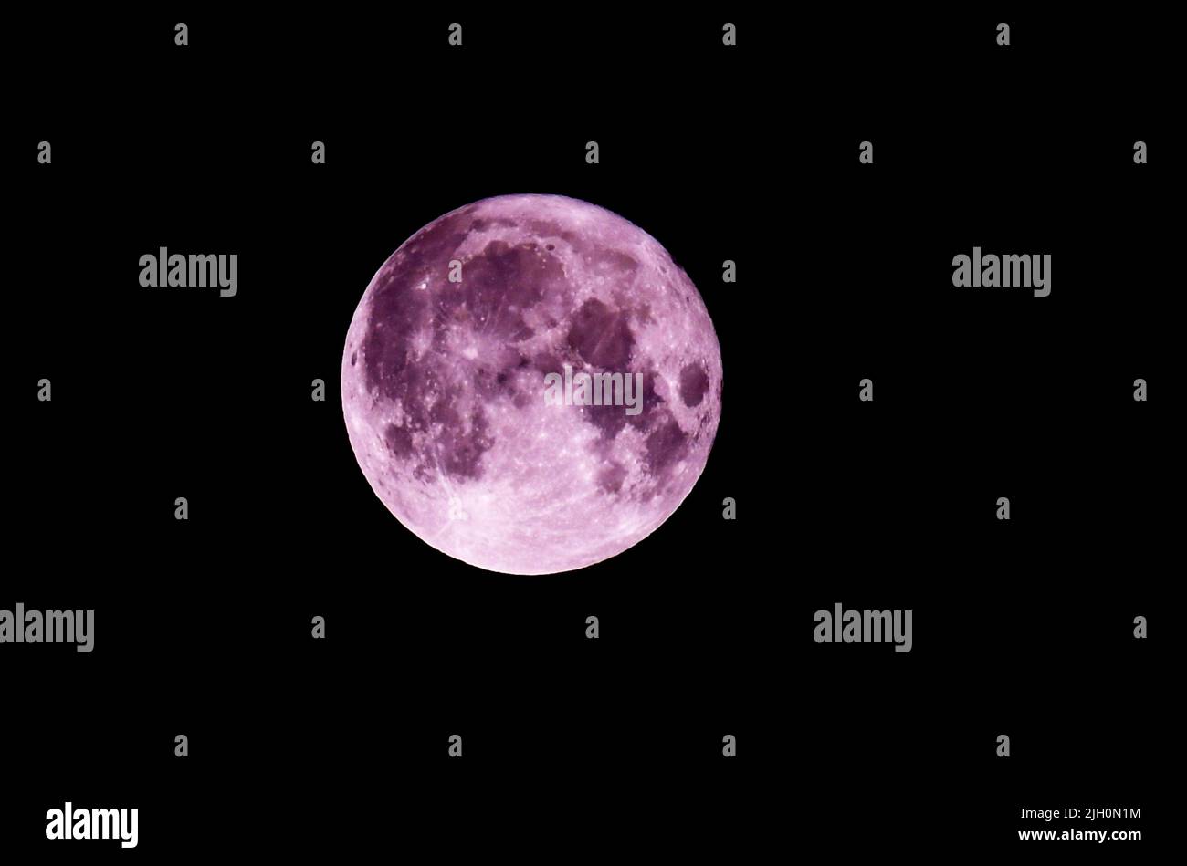 Ankara, Türkei. 14.. Juli 2022. Ein Supermond ist in Ankara, Türkei, am 14. Juli 2022 zu sehen. Quelle: Shadati/Xinhua/Alamy Live News Stockfoto