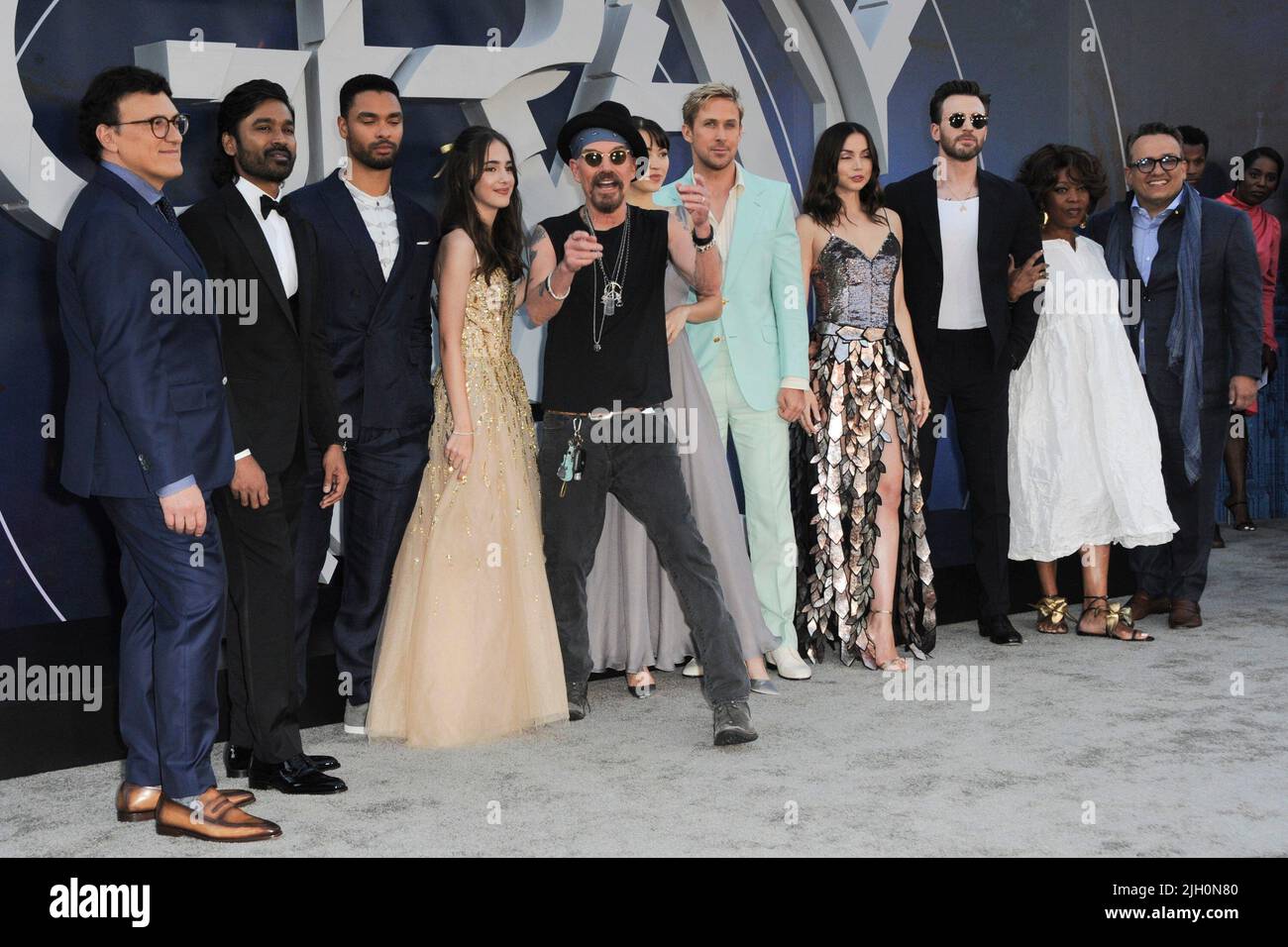 Los Angeles, Kalifornien. 13.. Juli 2022. Ana de Armas, Ryan Gosling, Chris Evans, Alfre Woodard, Billy Bob Thornton, Regé-Jean Page, Dhanush, Julia Butters, Jessica Henwick bei der Ankunft für DIE GREY MAN Premiere, TCL Chinese Theatre, Los Angeles, CA 13. Juli 2022. Kredit: Elizabeth Goodenough/Everett Collection/Alamy Live Nachrichten Stockfoto