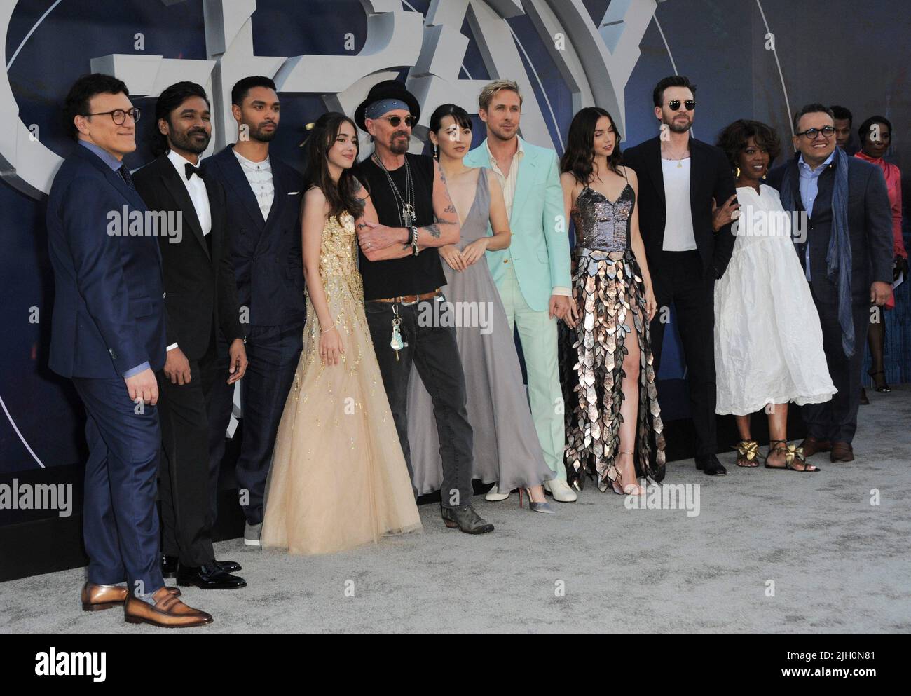 Los Angeles, Kalifornien. 13.. Juli 2022. Ana de Armas, Ryan Gosling, Chris Evans, Alfre Woodard, Billy Bob Thornton, Regé-Jean Page, Dhanush, Julia Butters, Jessica Henwick bei der Ankunft für DIE GREY MAN Premiere, TCL Chinese Theatre, Los Angeles, CA 13. Juli 2022. Kredit: Elizabeth Goodenough/Everett Collection/Alamy Live Nachrichten Stockfoto