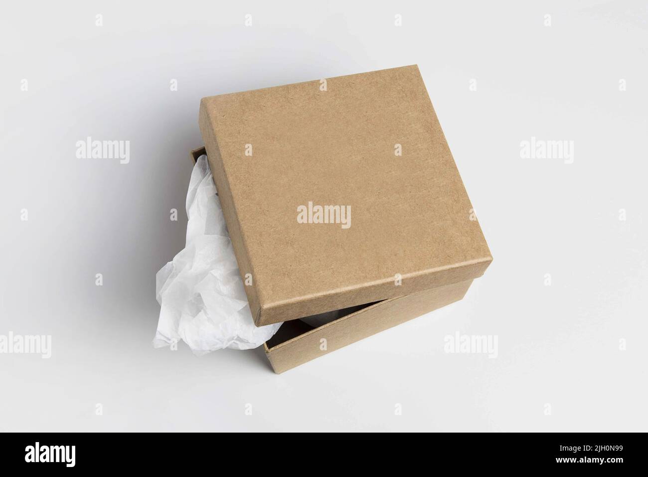 Viele braune Kartons. Karton-Mailbox auf weißem Hintergrund isoliert. Offene rechteckige kleine braune Box für den Transport von isolierten Waren auf einem Stockfoto
