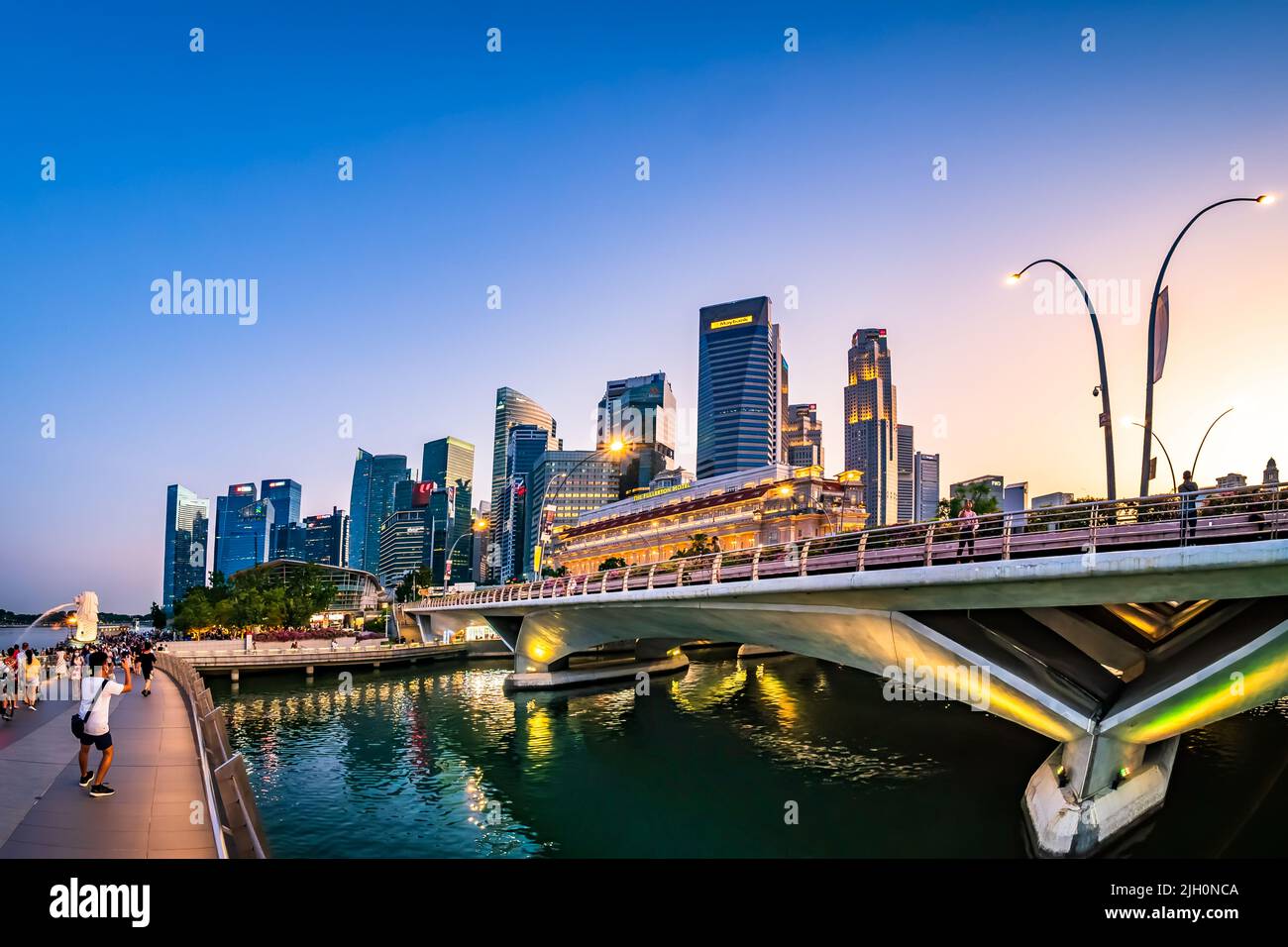Die Fußgängerbrücke verbindet den Merlion Park mit der Uferpromenade vor der Esplanade in Marina Bay. Stockfoto