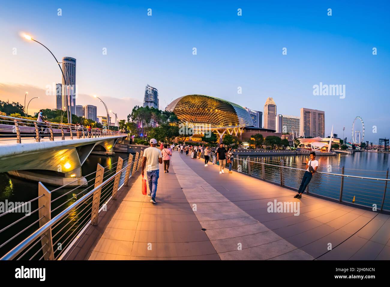 Die Fußgängerbrücke verbindet den Merlion Park mit der Uferpromenade vor der Esplanade in Marina Bay. Stockfoto