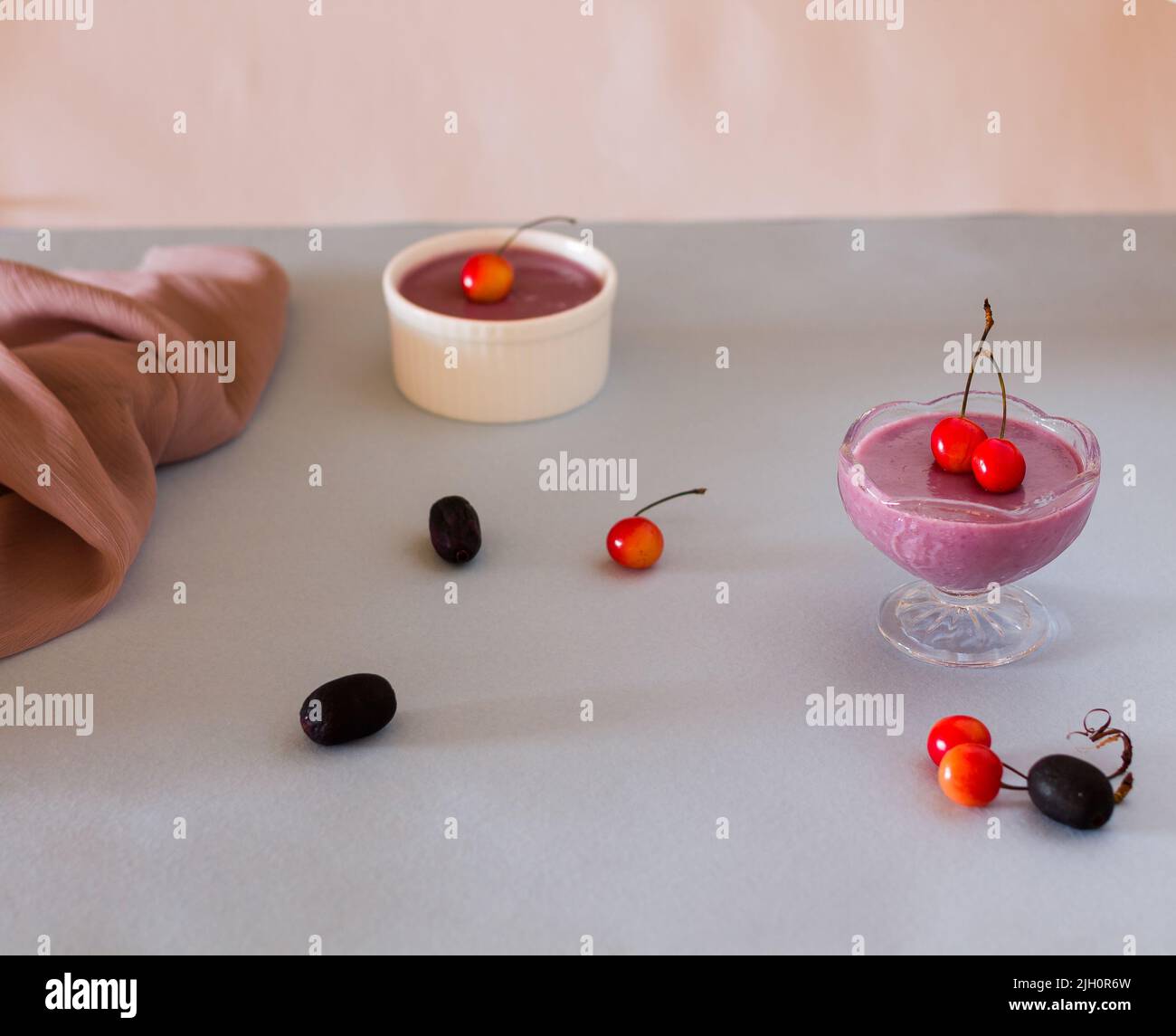 Schalen mit Jamun-Souffle oder Pudding aus Jamun- oder Java-Pflaumenfrüchten, sommerliches Dessert auf hellgrauem Hintergrund. Stockfoto