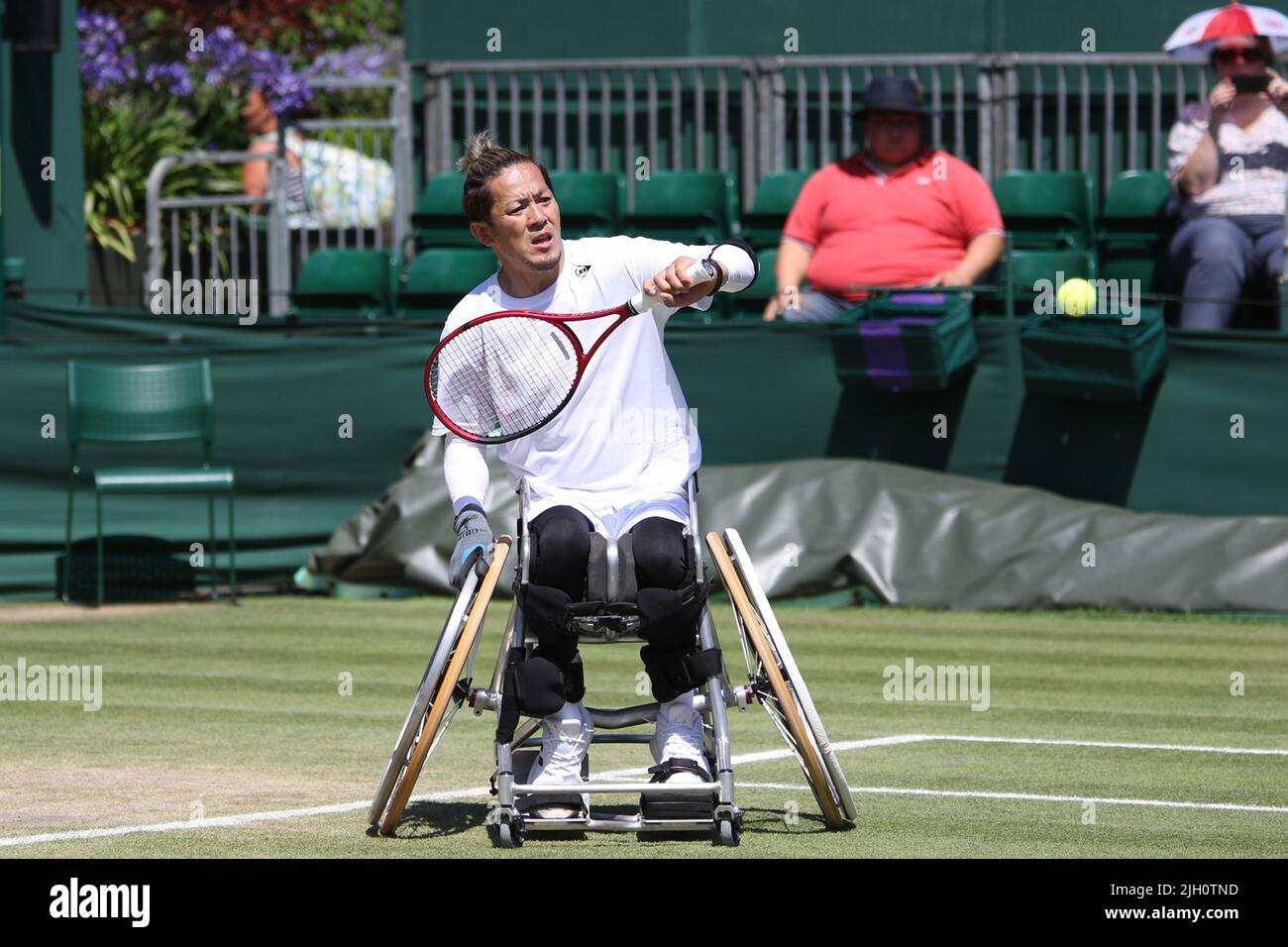 Koji Sugeno aus Japan ist ein japanischer Tennisspieler, der beim RollstuhlEinzel-Wettbewerb für Herren in Wimbledon 2022 spielt. Stockfoto