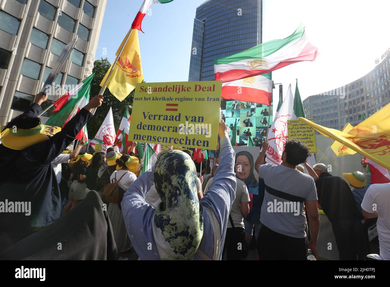 Die Abbildung zeigt einen Protest gegen den Vertrag zwischen der belgischen Regierung und dem iranischen Regime in Brüssel am Donnerstag, den 14. Juli 2022. In den letzten Tagen wurde über einen Gesetzesentwurf diskutiert, der es Belgien ermöglichen würde, Gefangene mit dem Iran auszutauschen. BELGA FOTO NICOLAS MAETERLINCK Stockfoto