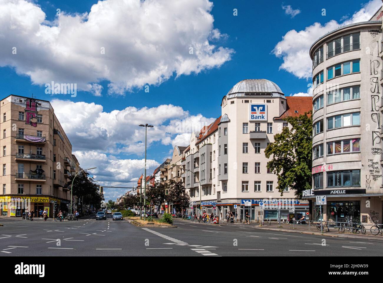 Sonnenallee, Neukölln, Berlin - Straßenansicht von Wohn- und Geschäftsgebäuden Stockfoto