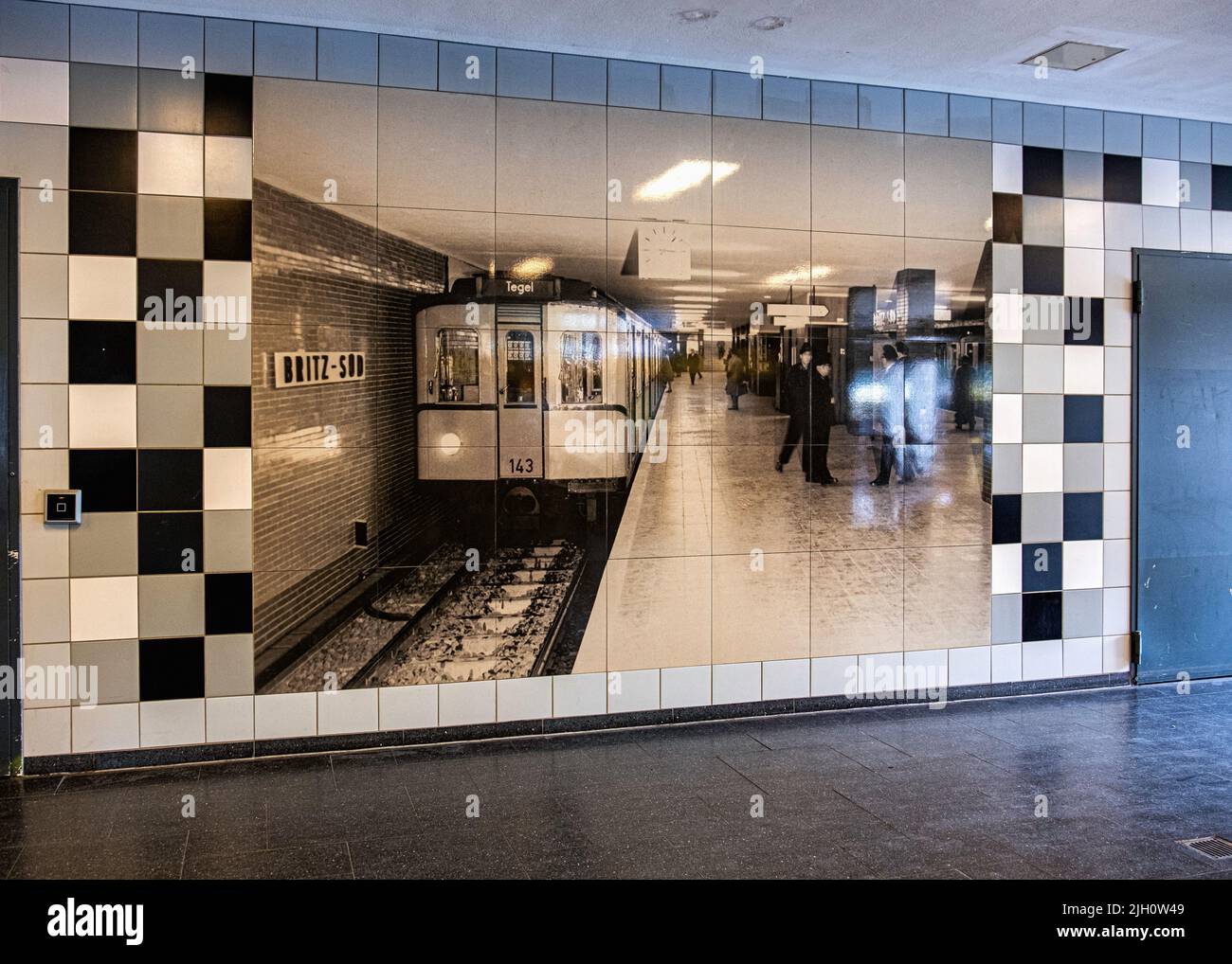 Der U-Bahnhof Britz-Süd bedient die U-Bahn-Linie U7, die am 28. September 1963 im Rahmen der ersten südöstlichen Erweiterung der U7 eröffnet wurde Stockfoto