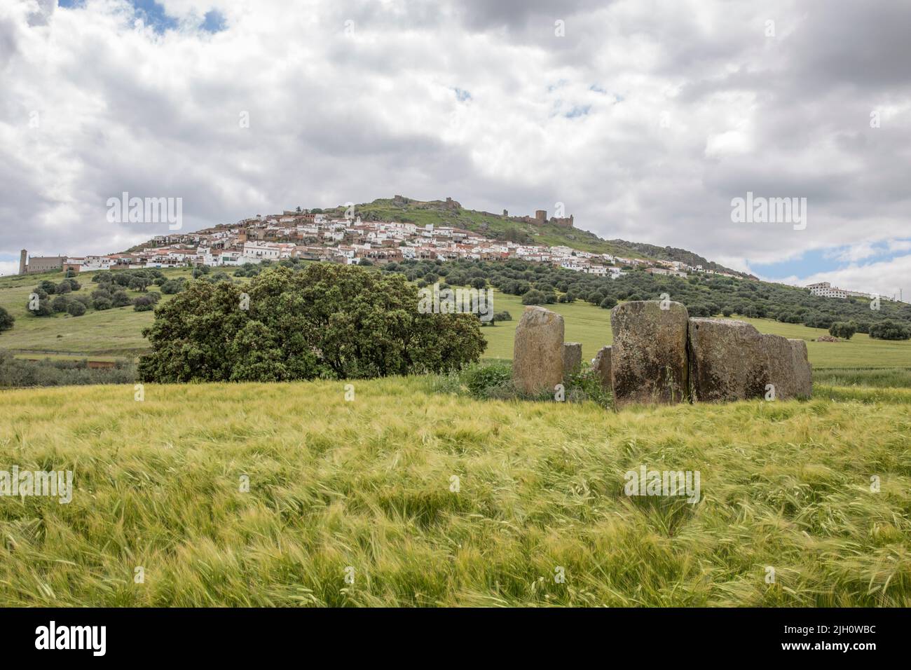 Magacela Stadt. Blick vom Dolmen von Cerca del Marco, Extremadura. Spanien Stockfoto