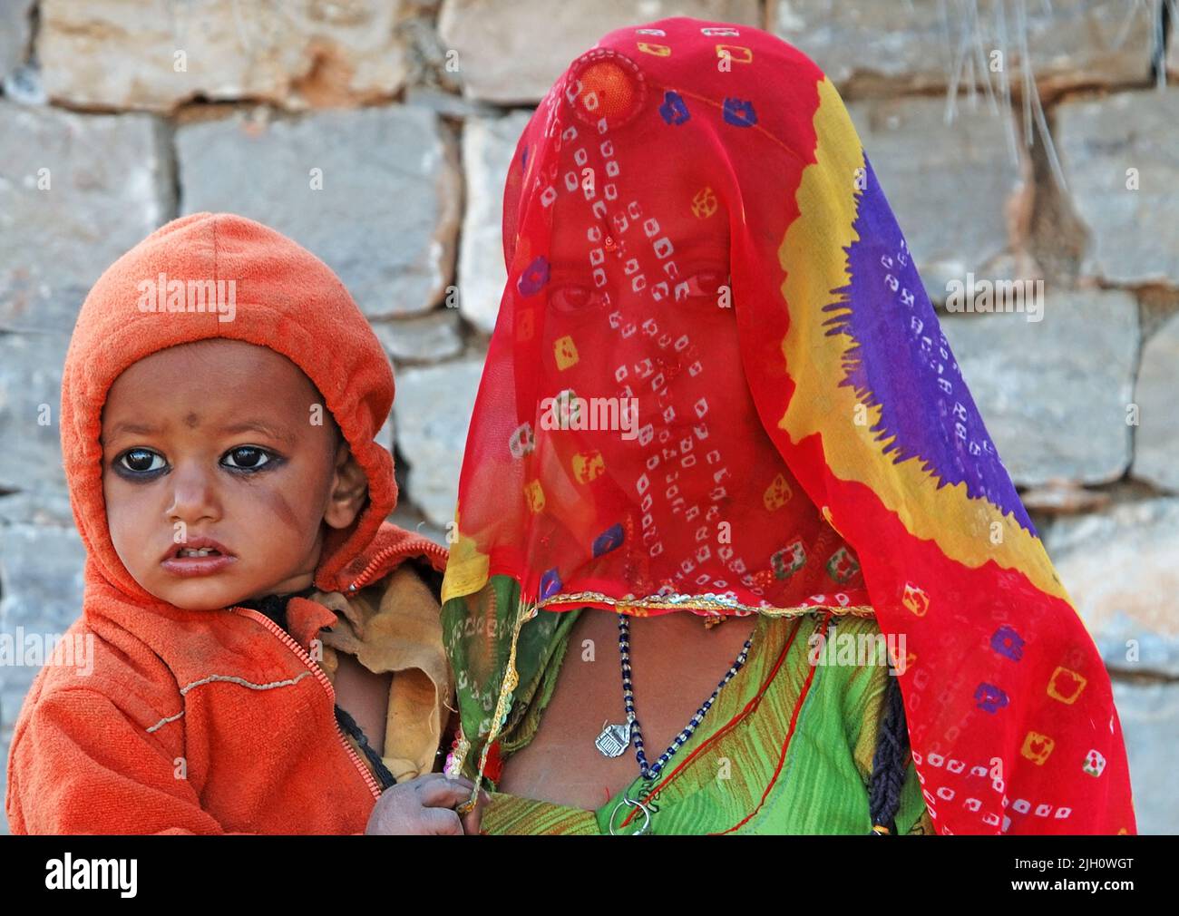 Mutter und Baby, Rajasthan Dorfbewohner, Indien Stockfoto