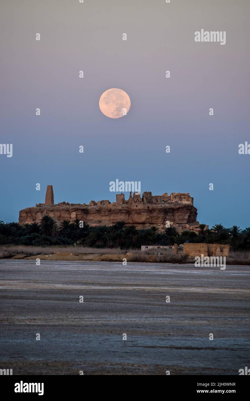 Siwa Oasis, Ägypten, 14. Juli 2022. Der Vollmond des Juli untergeht über dem orakel von Zeus - Ammon. Quelle: Dimitris Aspiotis/Alamy Live News Stockfoto