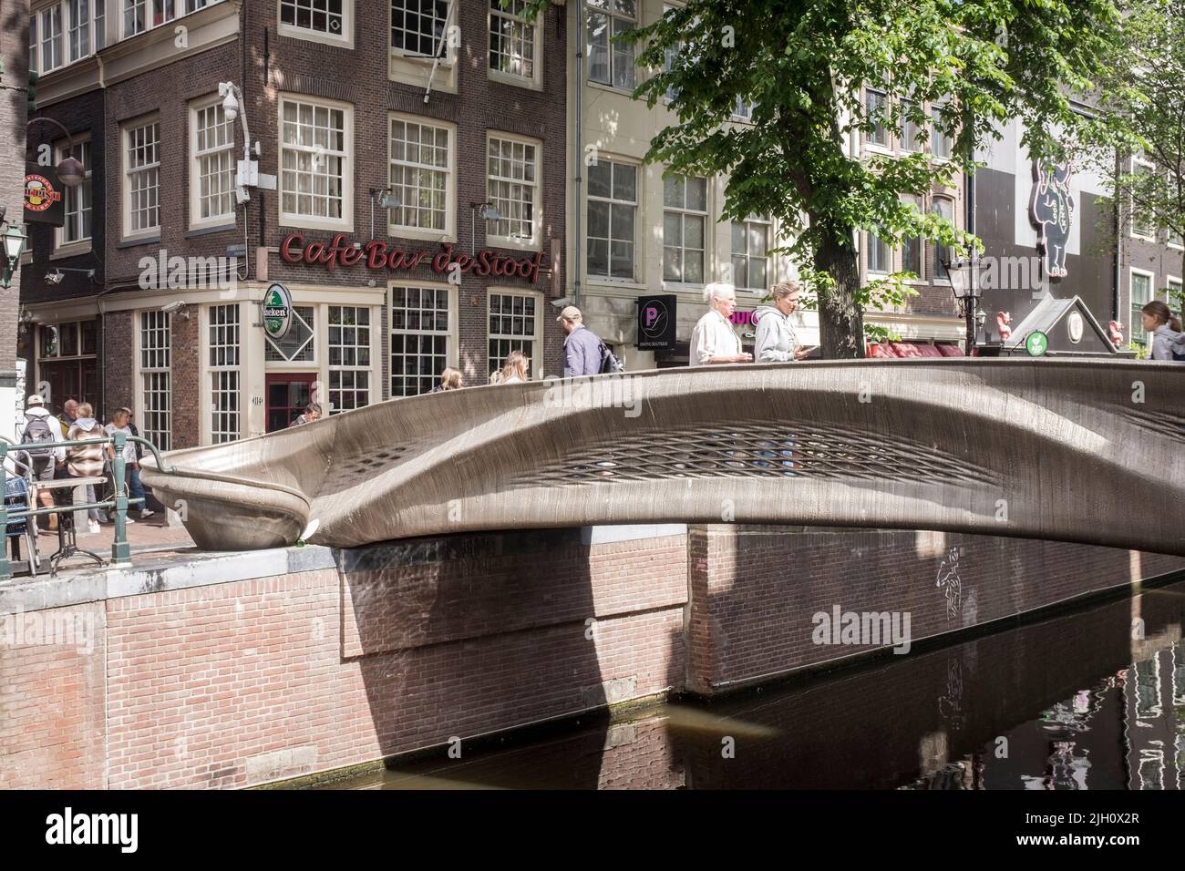 Die Menschen überqueren die stoofbrug, eine 3D gedruckte Brücke, im Rotlichtviertel in Amsterdam, Niederlande. Stockfoto