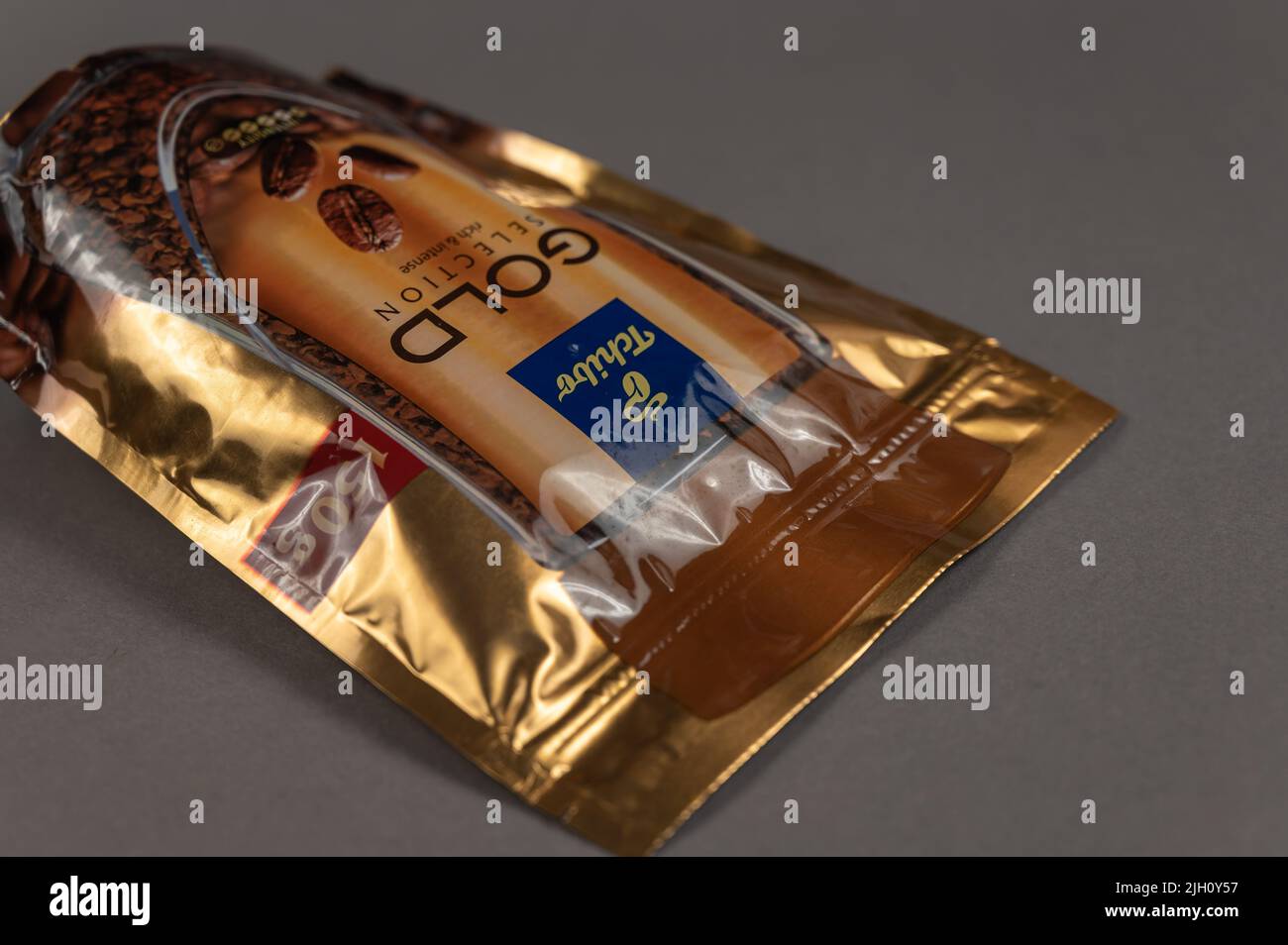 Tchibo Gold Selection Kaffee gegen Grau. Tchibo deutsches Unternehmen in der Produktion von Kaffee, sowie Markenbekleidung, Haushaltsgeräte, Hausgerätes beschäftigt Stockfoto