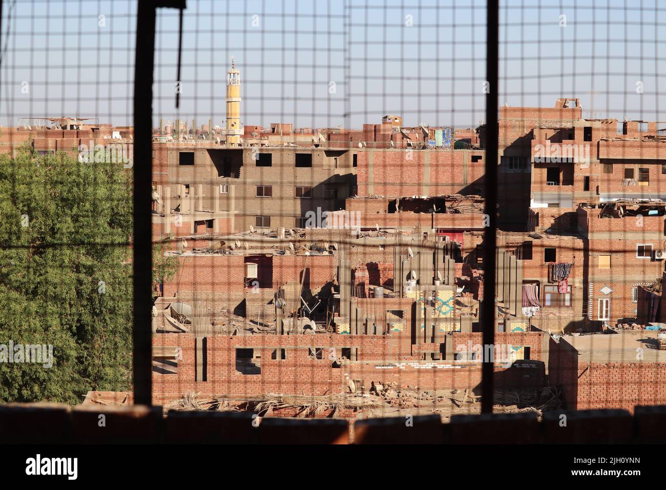 Ein Dorf Urbanisierungüberfüllt (überfüllte Gebäude außerhalb der Stadt Kom Ombo, Assuan, Ägypten) Stockfoto