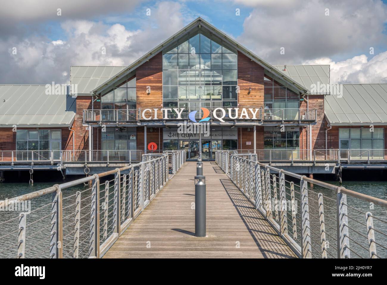 City Quay ist ein Einkaufs-, Freizeit- und Hotelgebäude rund um den ehemaligen Victoria Quay in Dundee. Stockfoto