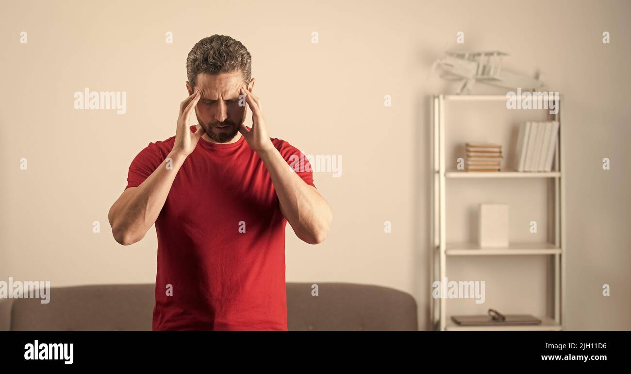 Reifer Mann leidet unter Kopfschmerzen und fühlt sich unglücklich, Kopierer Raum, Migräne Stockfoto