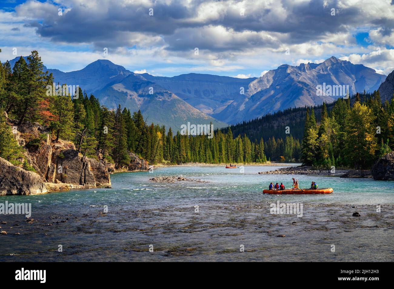 Touristen fahren im Banff National Park auf dem Bow River Stockfoto