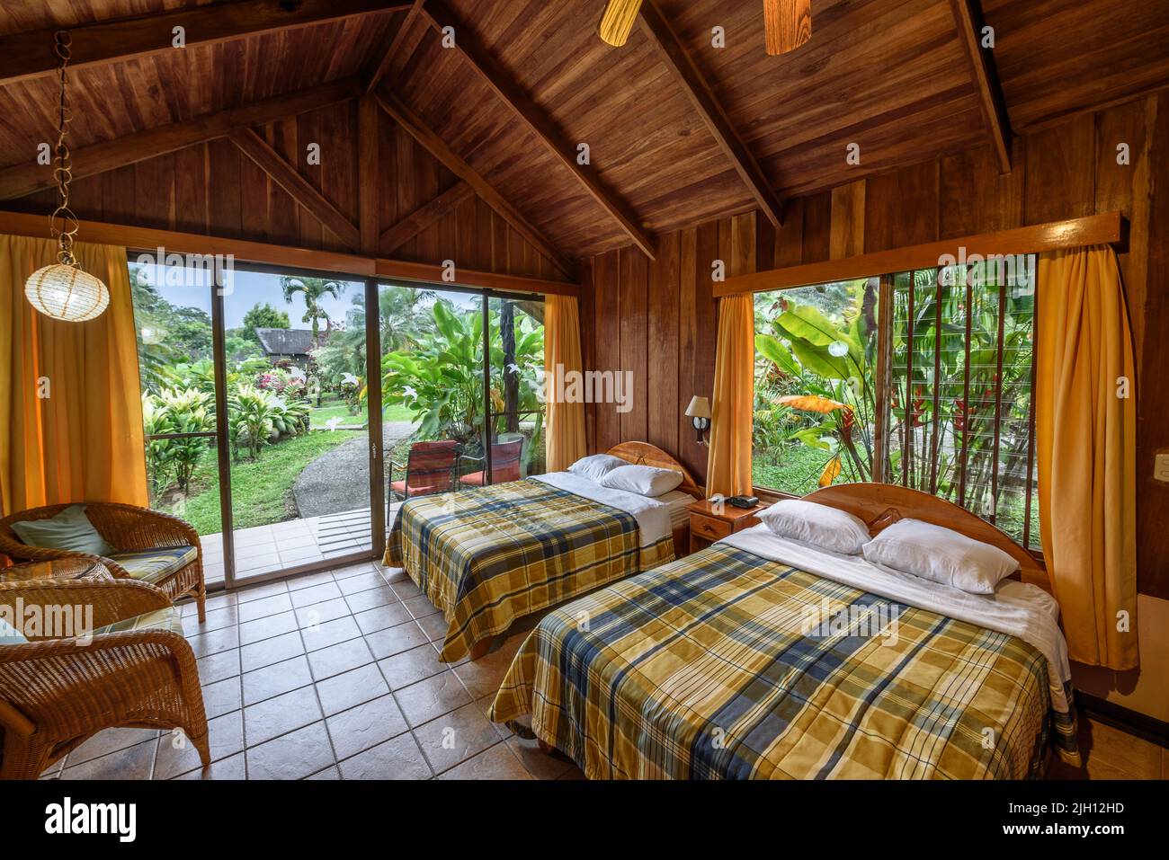 Interieur eines Zimmers im Hotel Lavas Tacotal, La Fortuna, Costa Rica Stockfoto