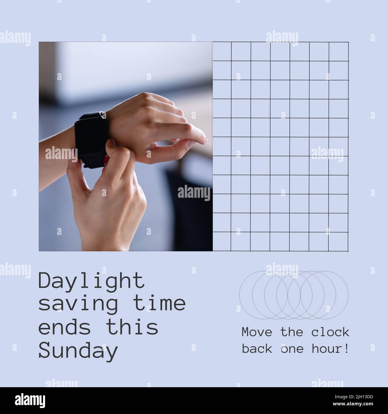 Frau, die Uhr überprüft und die Sommerzeit endet am Sonntag, verschieben Sie die Uhr eine Stunde zurück Text Stockfoto