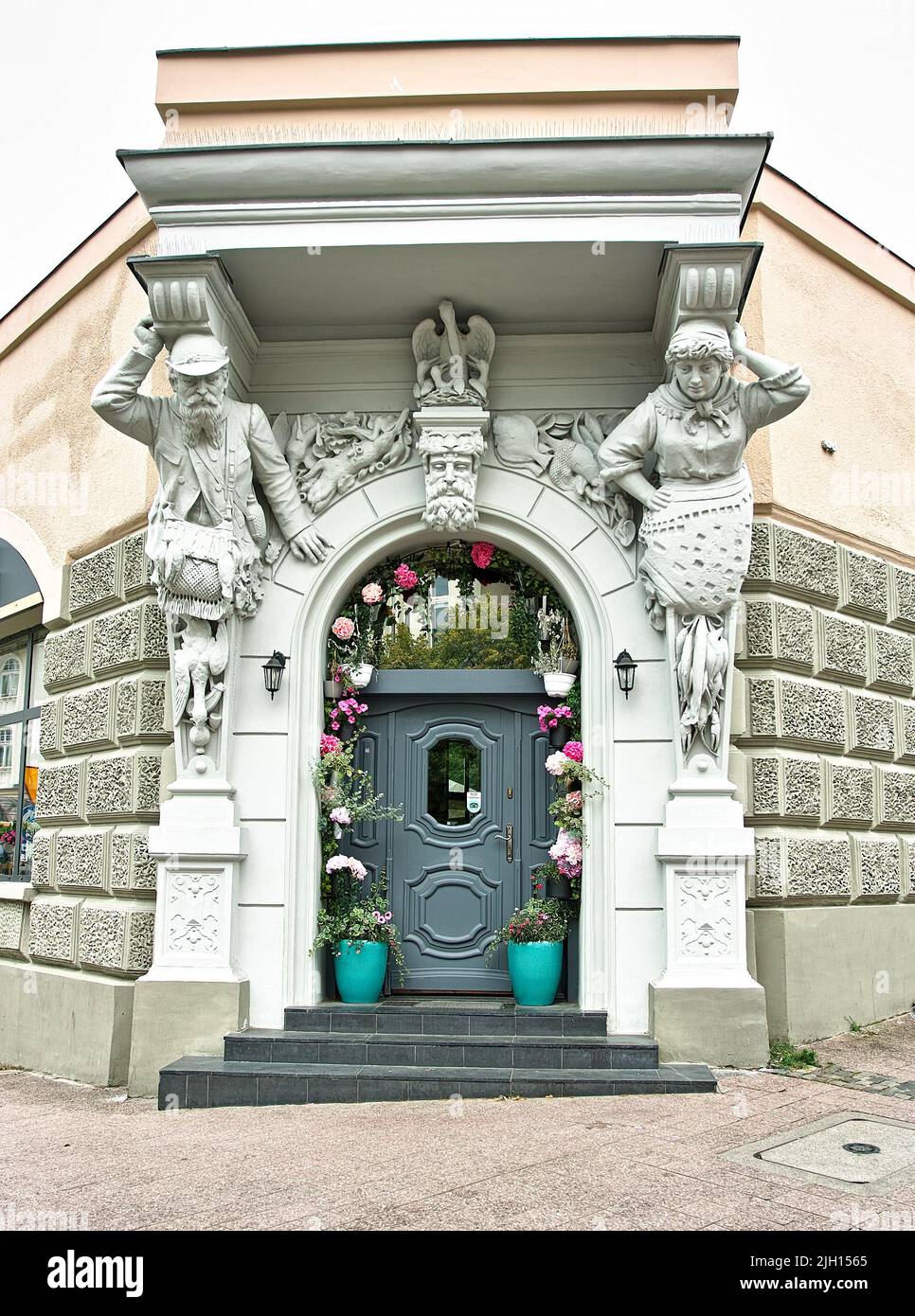 Schönes Bogendetail auf sehr schöner Stadt in Nordpolen. Sopot, Golf von Danzig, Ostsee, Polen, Europa. Stockfoto