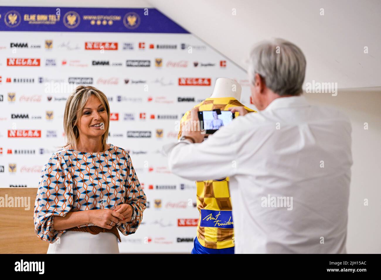 Die Bürgermeisterin Ingrid Kempeneers im Vorfeld einer Pressekonferenz des STVV Sint-Truidense VV, um am Donnerstag, dem 14. Juli 2022, den Start der neuen Saison 2022-2023, ihre Ziele und ihre neuen Spieler in Sint-Truiden vorzustellen. BELGA FOTO TOM GOYVAERTS Stockfoto