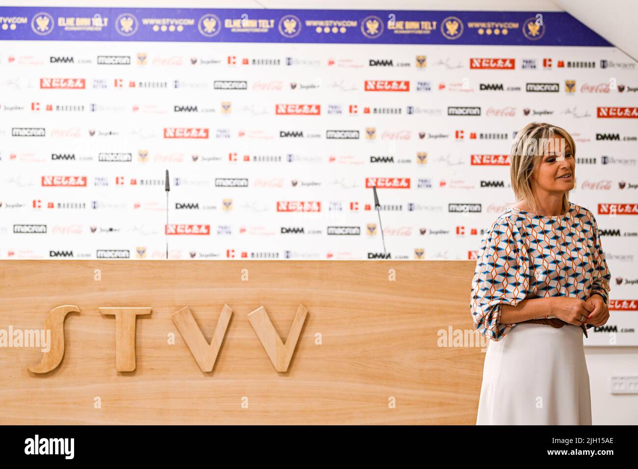 Die Bürgermeisterin Ingrid Kempeneers im Vorfeld einer Pressekonferenz des STVV Sint-Truidense VV, um am Donnerstag, dem 14. Juli 2022, den Start der neuen Saison 2022-2023, ihre Ziele und ihre neuen Spieler in Sint-Truiden vorzustellen. BELGA FOTO TOM GOYVAERTS Stockfoto