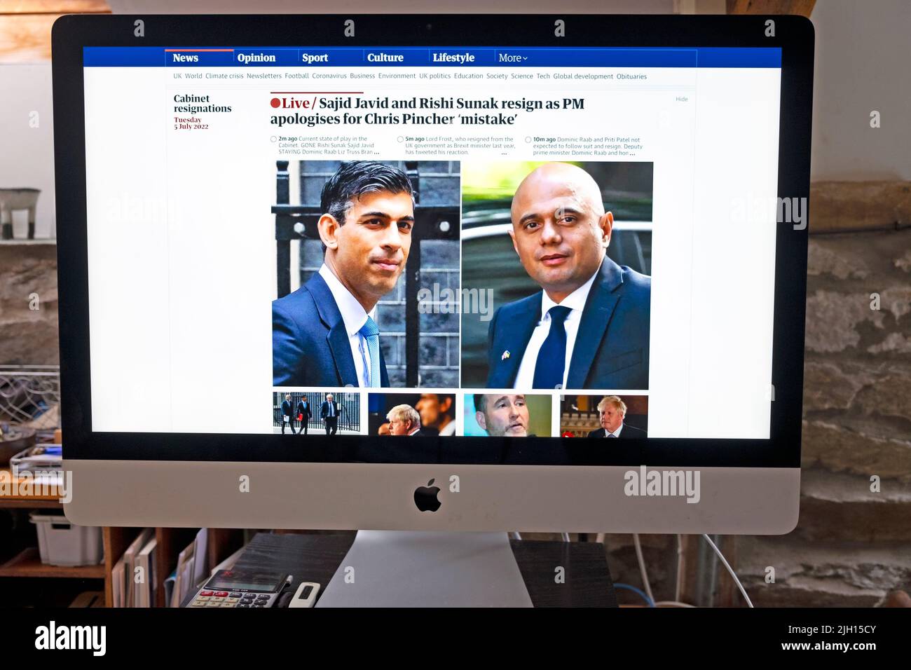 Sajid Javid und Rishi Sunak treten zurück, als sich der Premierminister für die Schlagzeile der Zeitung „mistake“ Guardian von Chris Pincher auf der Computerbildschirm-Website vom 5. Juli 2022 in Großbritannien entschuldigt Stockfoto