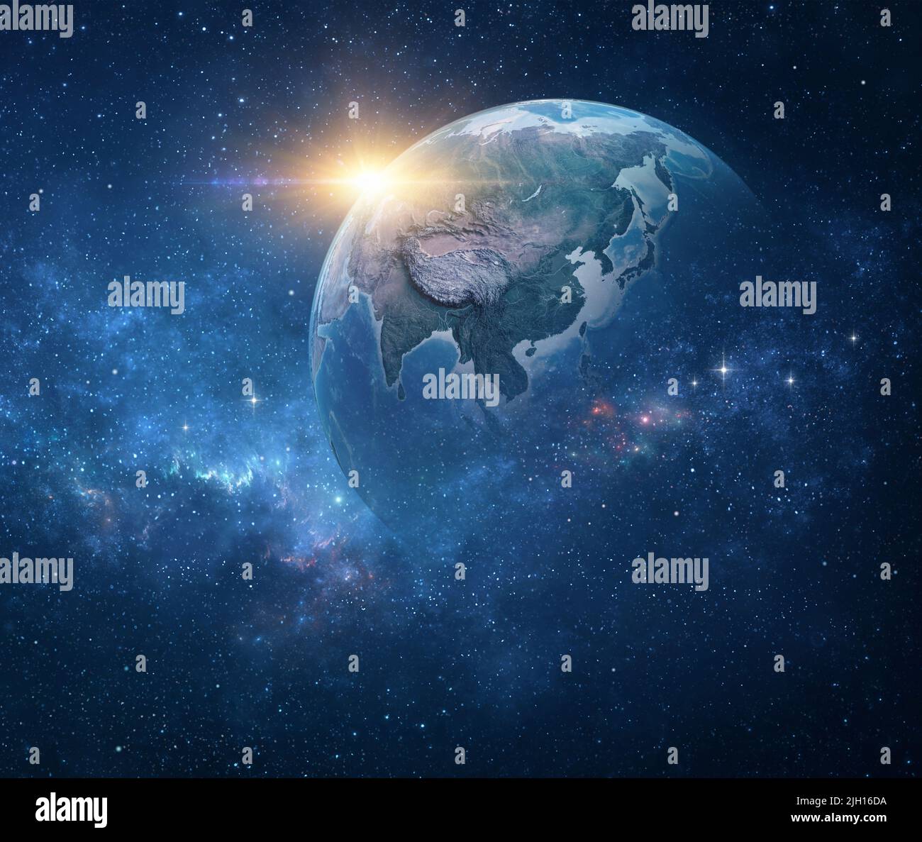 Planet Erde, aus dem All betrachtet, mit Fokus auf Ostasien. Erdglobus im tiefen Weltraum, Sterne leuchten und die Sonne geht am Horizont auf - NASA-Elemente Stockfoto