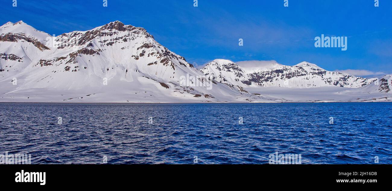 Snowcapped Mountains, Trygghamna Bay, Oscar II Land, Arktis, Spitzbergen, Spitzbergen, Svalbard, Norwegen, Europa Stockfoto