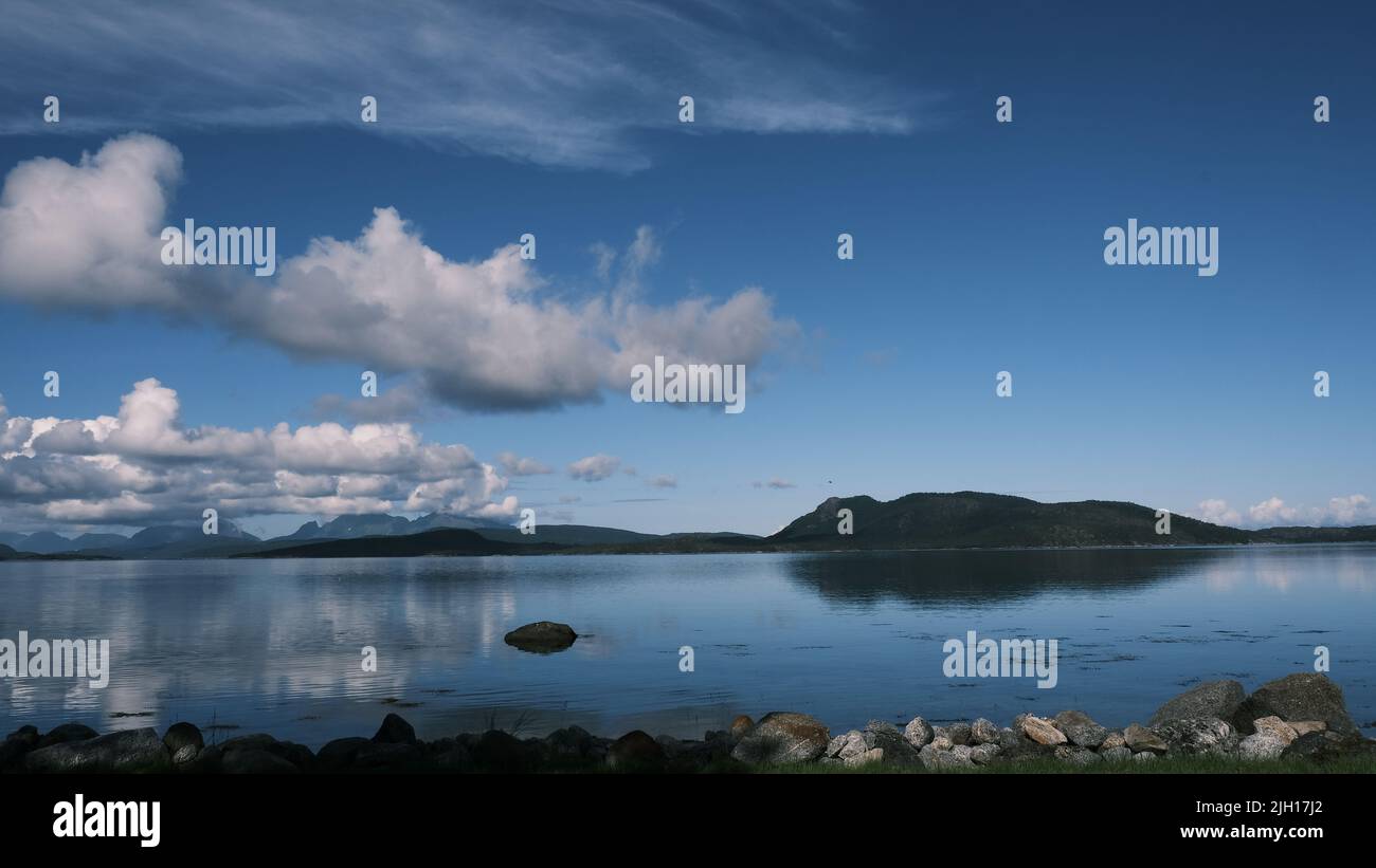 Erholsame Aussicht am Morgen mitten in der Natur in Norwegen, Bognes Stockfoto