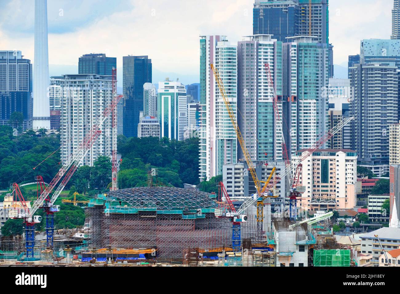 Eine Skyline moderner Wolkenkratzer mit Industriekranen in Kuala Lumpur, Malaysia Stockfoto