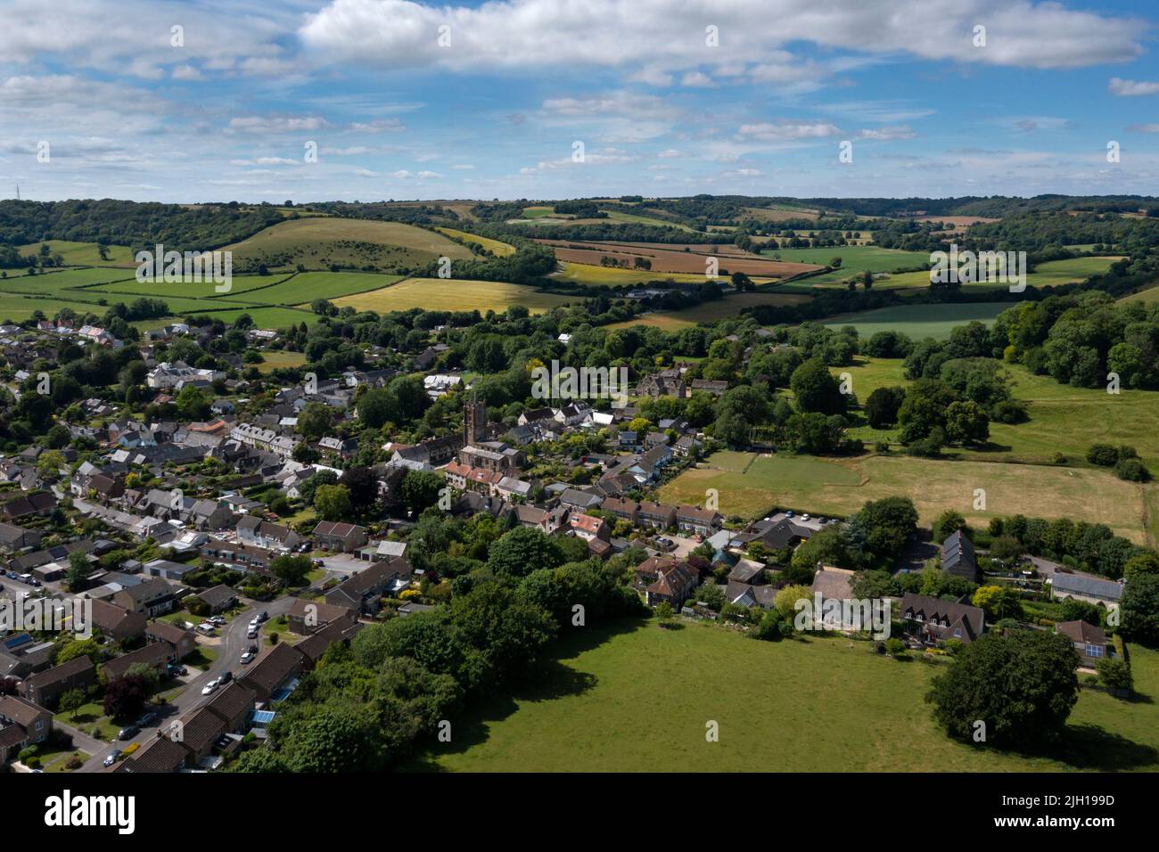 Drohnenansicht des Dorfes Cerne Abbas und der ländlichen Umgebung, Dorset, England Stockfoto