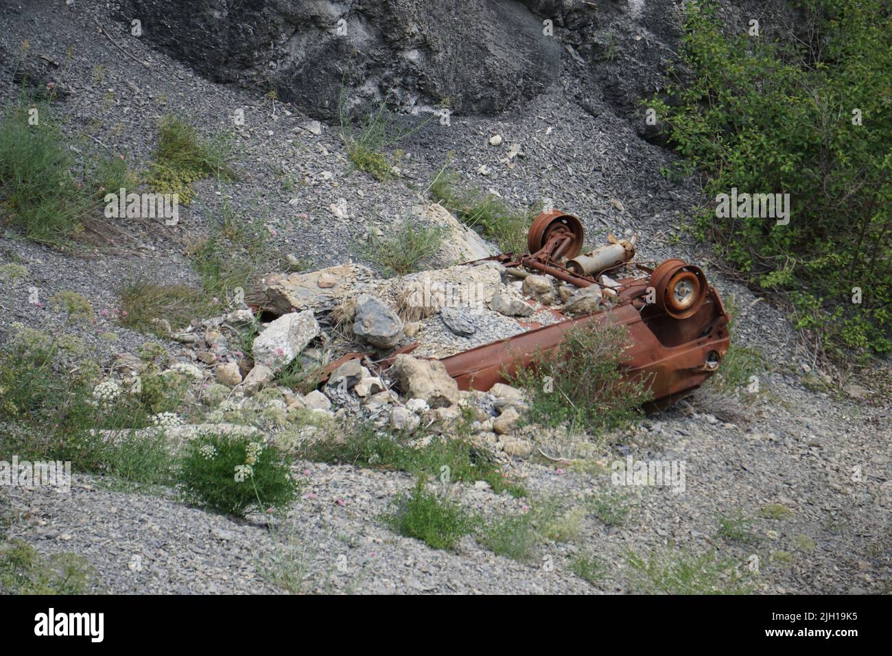 Altes Rusty zerstörte kopfüber Auto in der Schlucht in den Bergen in frankreich Stockfoto