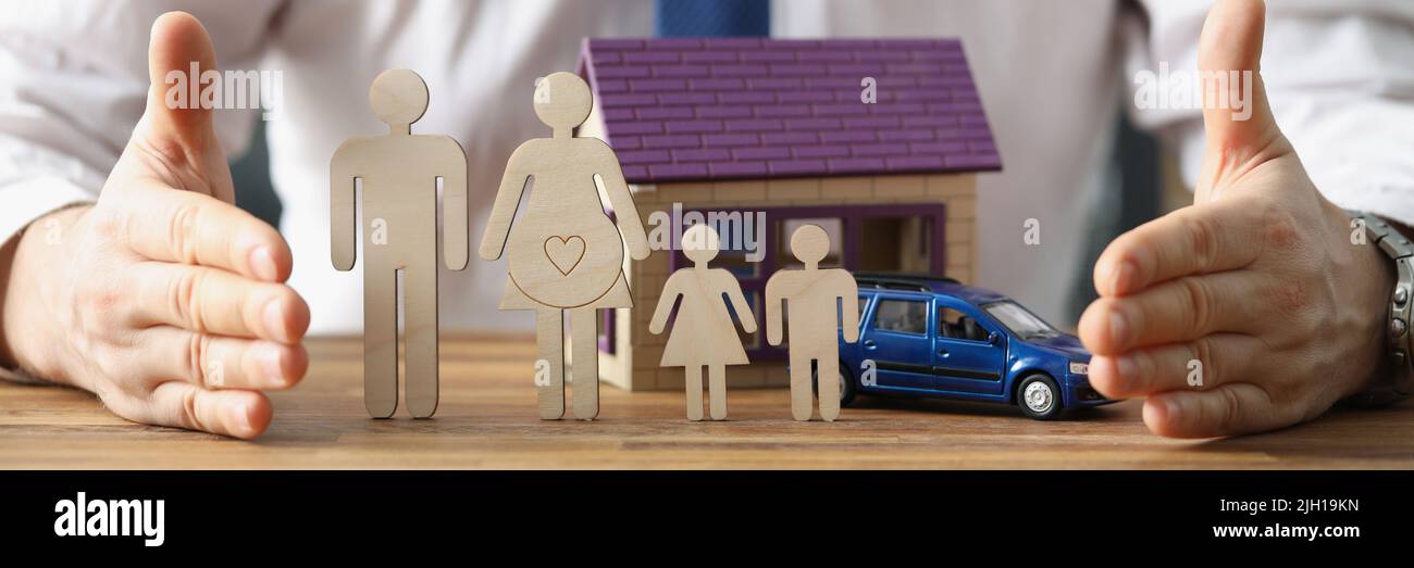 Der Wirtschaftsvertreter schlägt vor, sich um die Kranken-, Auto- und Hausversicherung zu kümmern Stockfoto