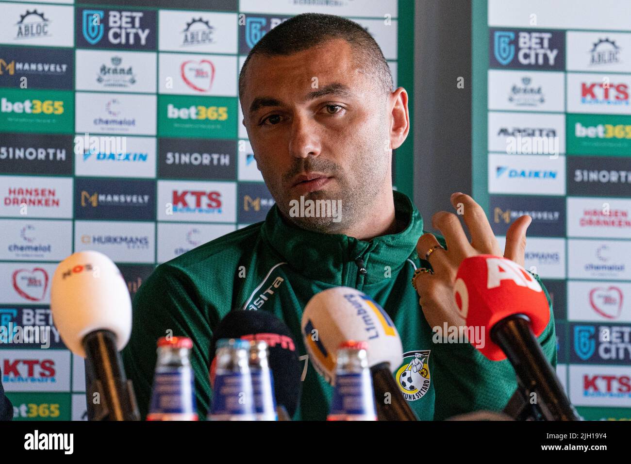 SITTARD, NIEDERLANDE - 14. JULI: Burak Yilmaz von Fortuna Sittard während der Präsentation von Burak Yilmaz im Fortuna Sittard Stadion am 14. Juli 2022 in Sittard, Niederlande (Foto von Jeroen Meuwsen/Orange Picts) Stockfoto