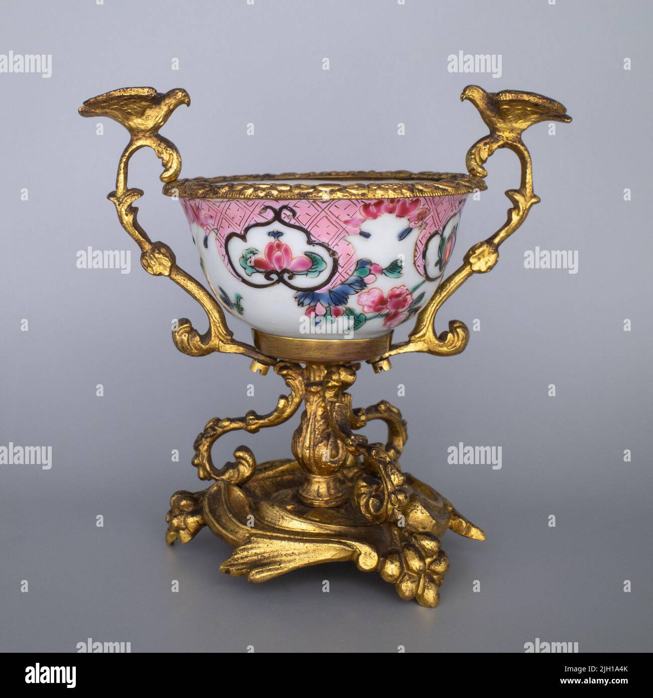 Antike Chinesische Yongzheng Periode Export Famille Rose Porzellan Cup Mit Ormolu Mounts Stockfoto