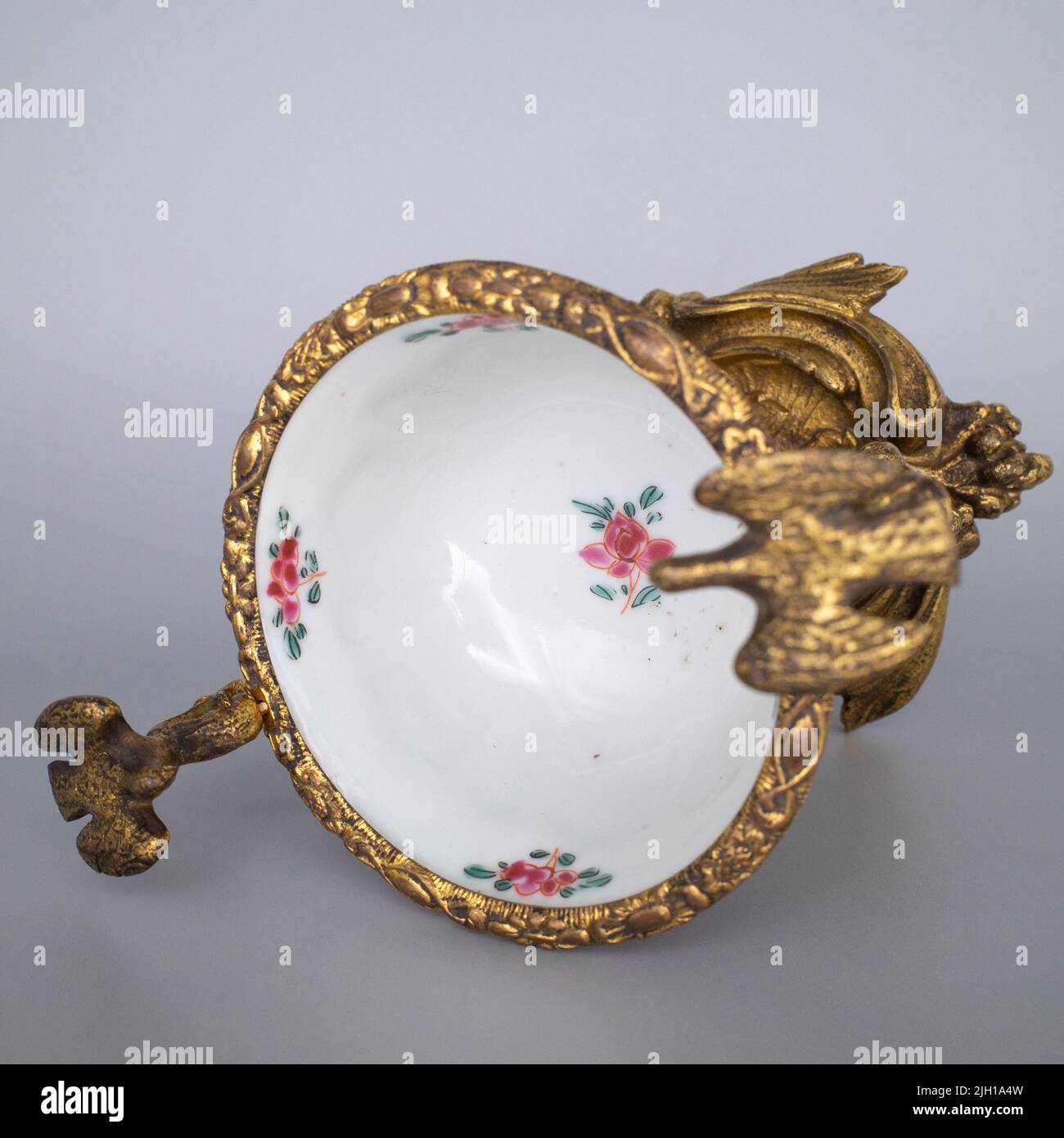 Antike Chinesische Yongzheng Periode Export Famille Rose Porzellan Cup Mit Ormolu Mounts Stockfoto