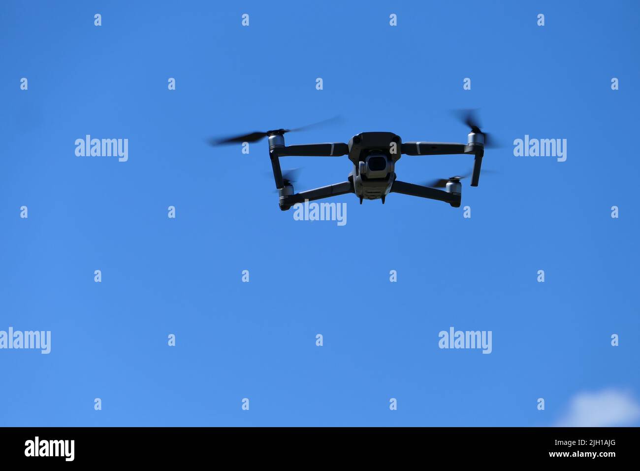 Grauer Quadcopter im Flug. Foto-Video-Luftaufnahmen. Stockfoto