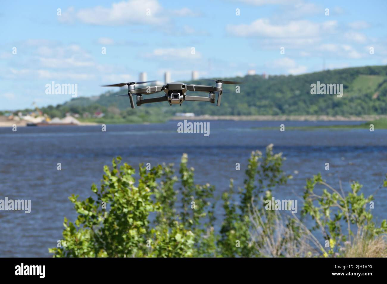 Grauer Quadcopter im Flug. Foto-Video-Luftaufnahmen. Stockfoto