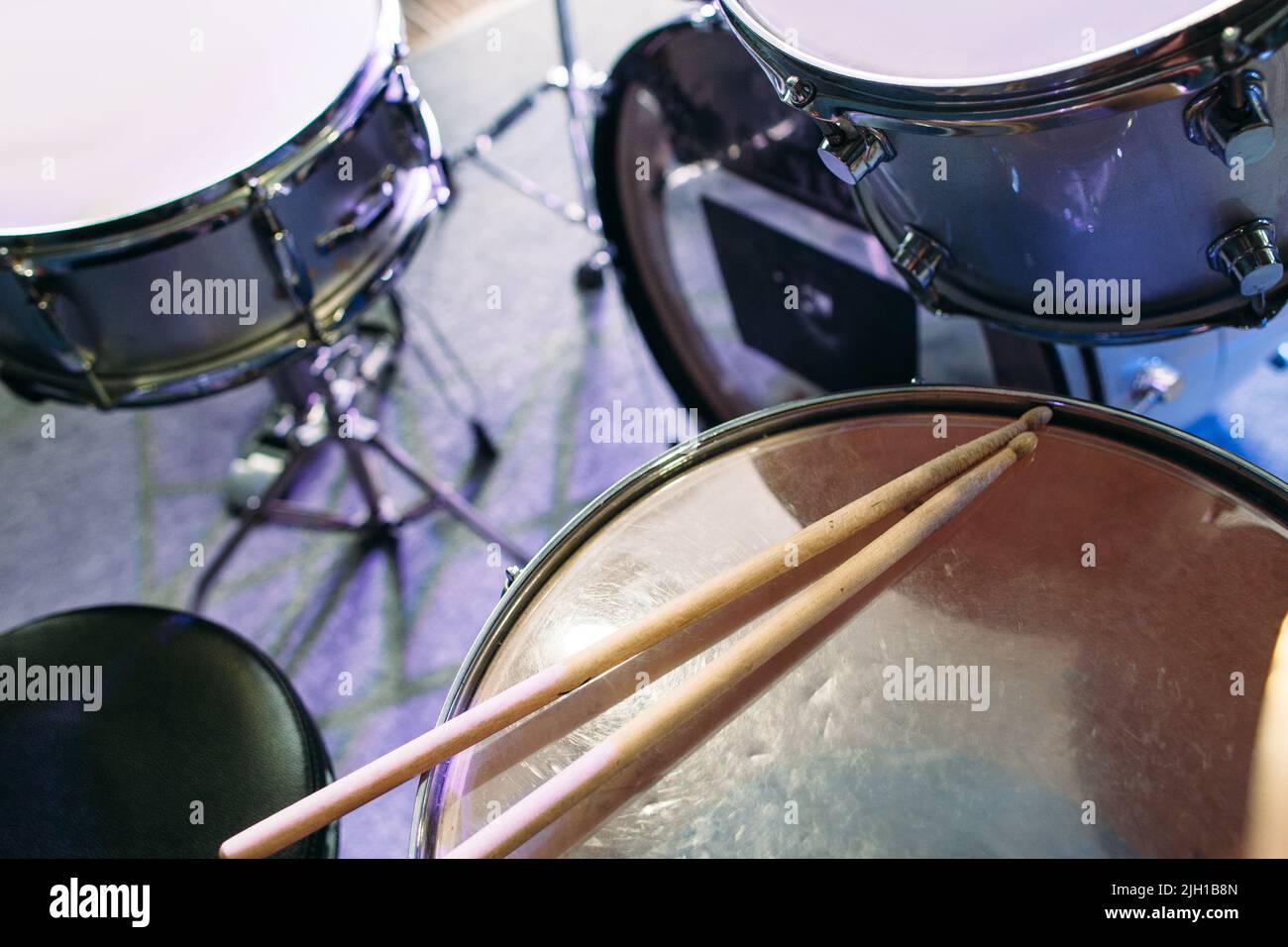 Schlagzeug und Drumsticks. Draufsicht Stockfoto