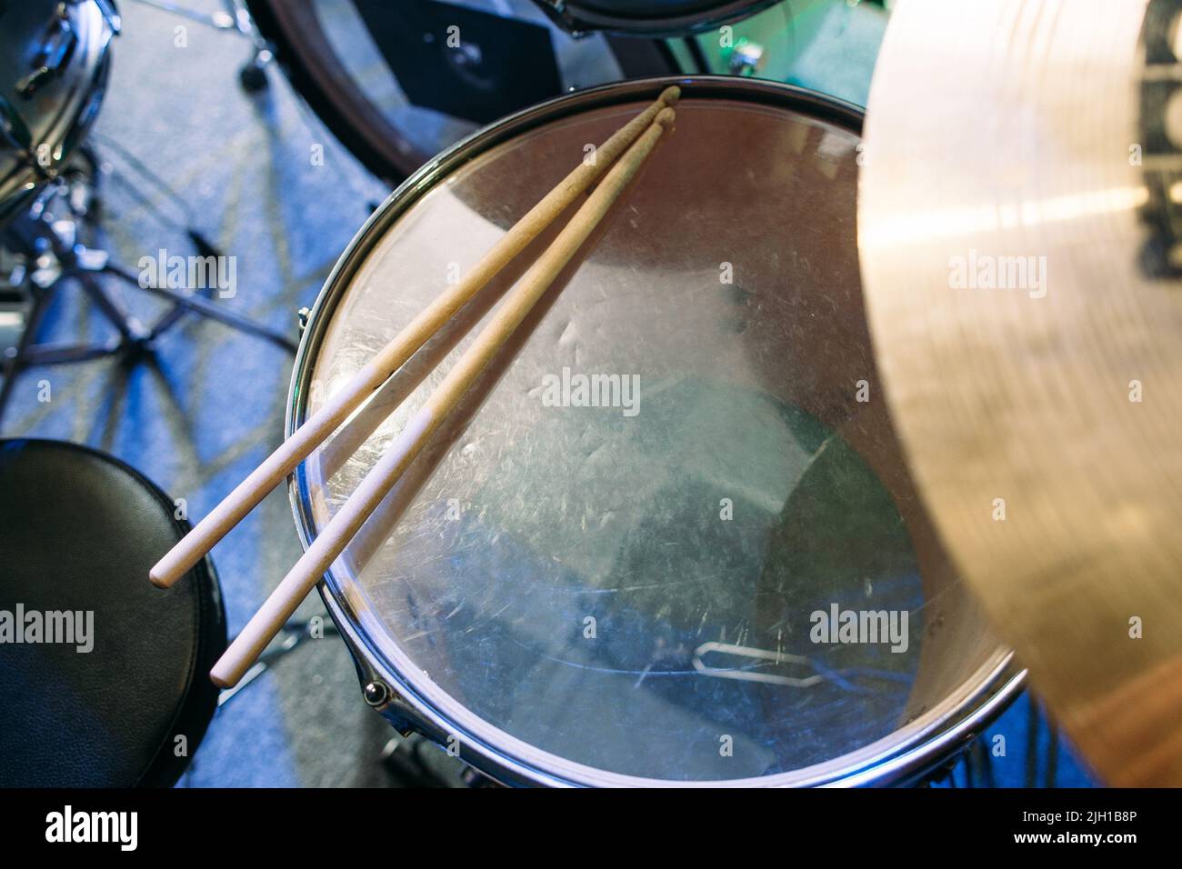 Schlagzeug und Drumsticks. Draufsicht Stockfoto