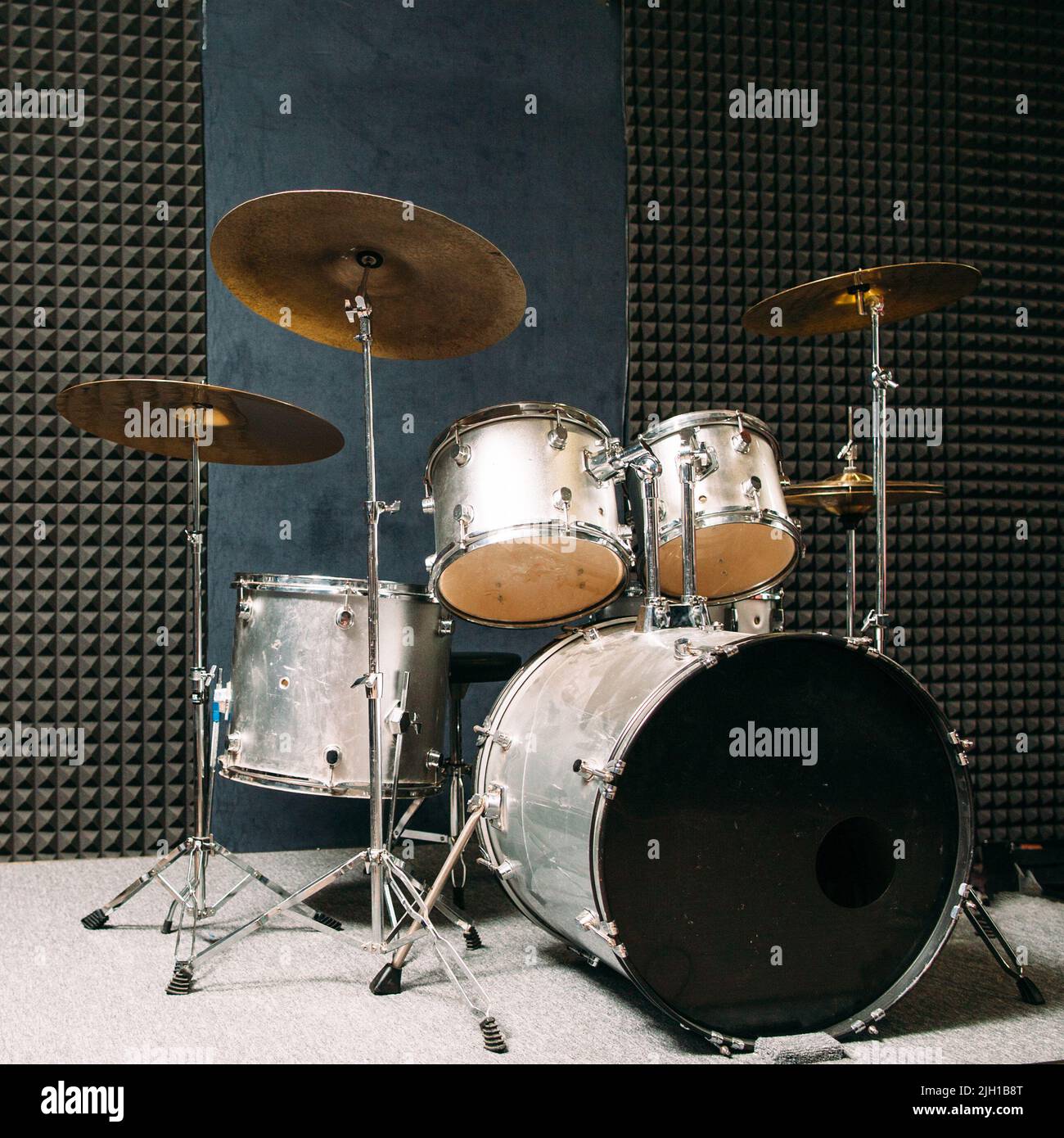 Drum Set auf der Bühne bereit zum Spielen. Stockfoto