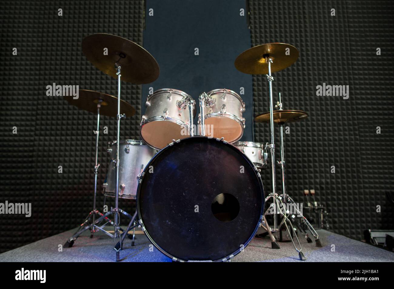 Drum Set auf der Bühne bereit zum Spielen. Stockfoto